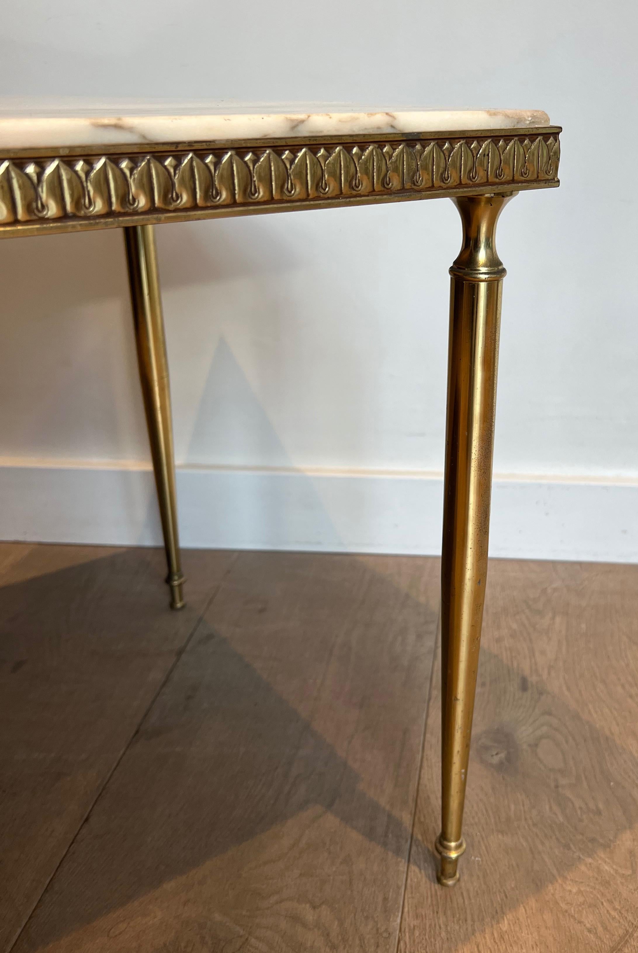 Table basse en laiton de style néoclassique avec plateau en marbre en vente 12