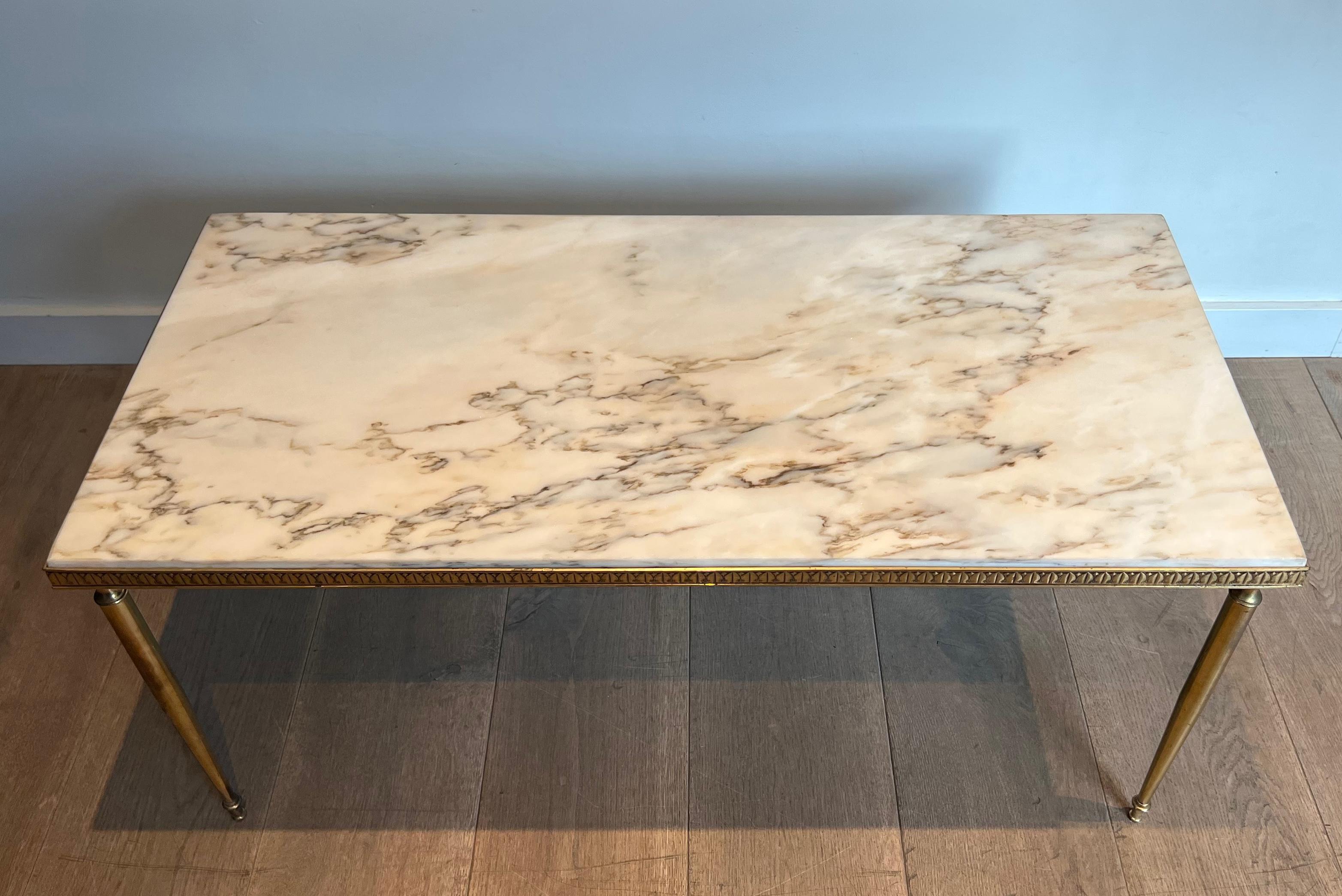 Table basse en laiton de style néoclassique avec plateau en marbre en vente 13