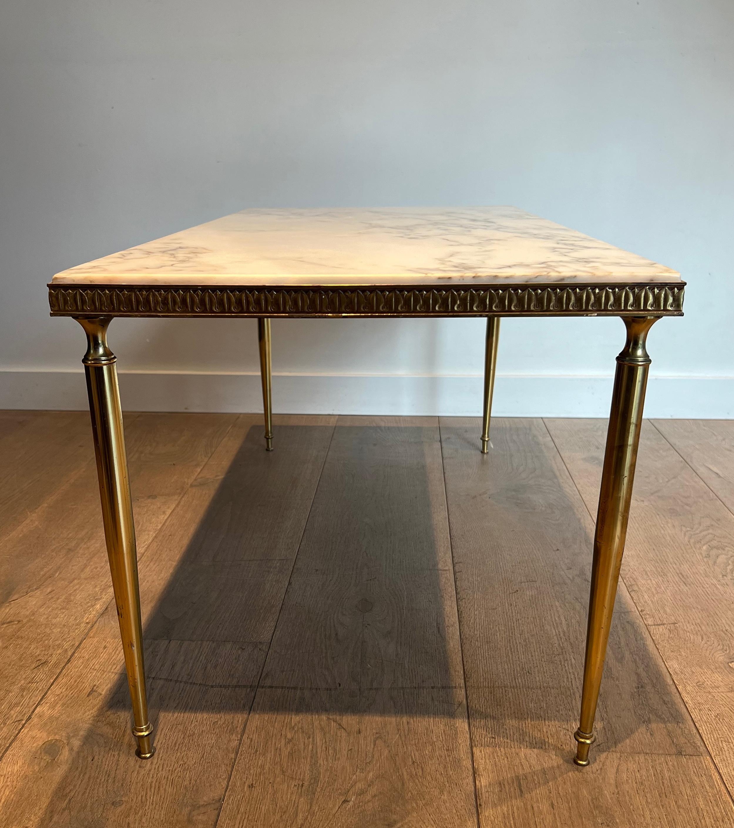 Français Table basse en laiton de style néoclassique avec plateau en marbre en vente