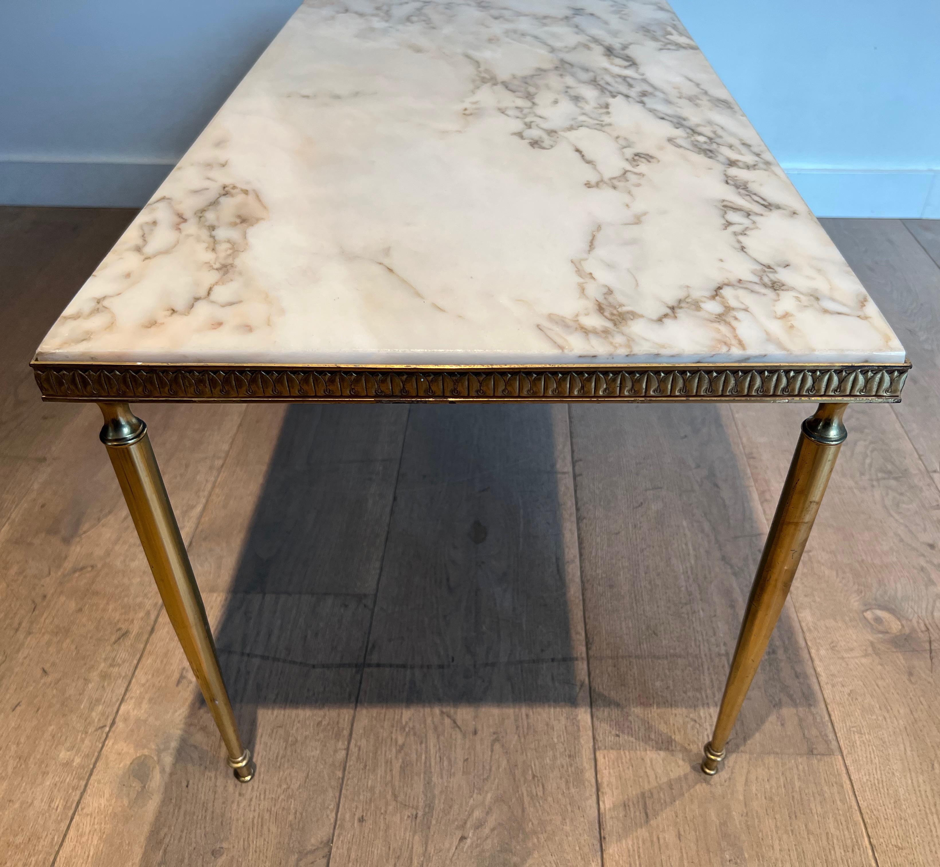 Laiton Table basse en laiton de style néoclassique avec plateau en marbre en vente