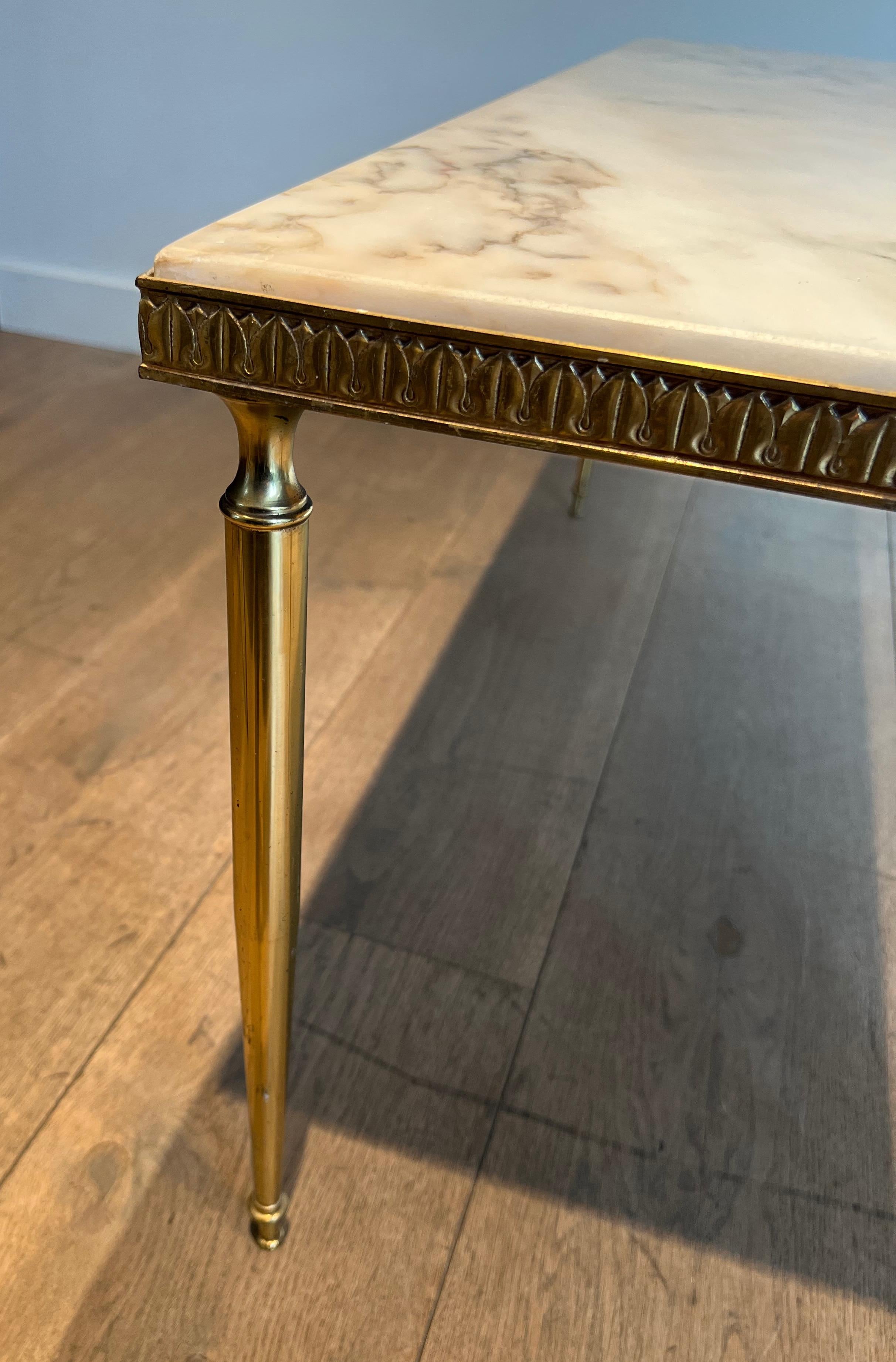 Table basse en laiton de style néoclassique avec plateau en marbre en vente 1