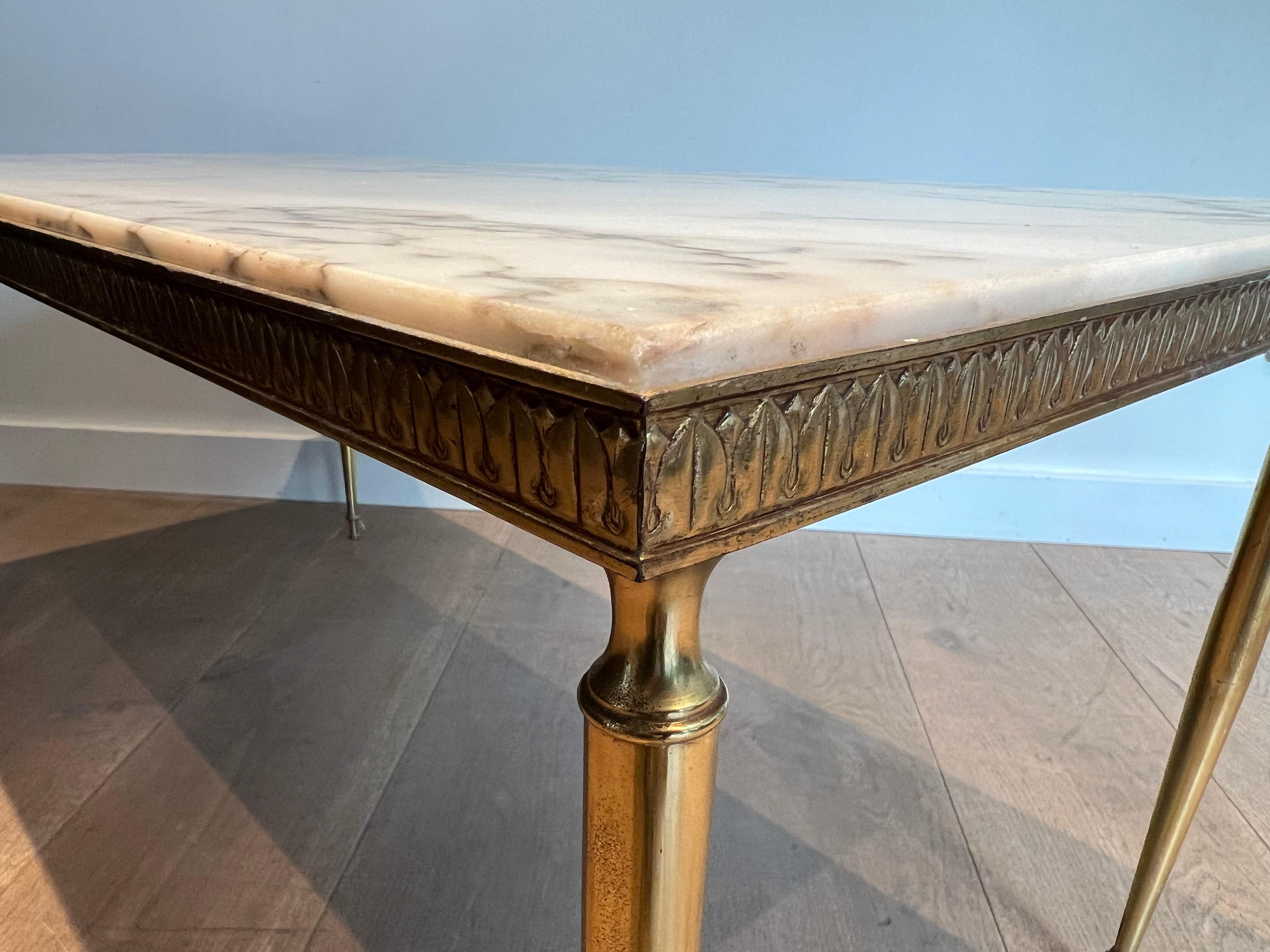Table basse en laiton de style néoclassique avec plateau en marbre en vente 2