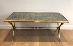 Table basse de style néoclassique avec plateau en marbre dans le style Raymond Subes