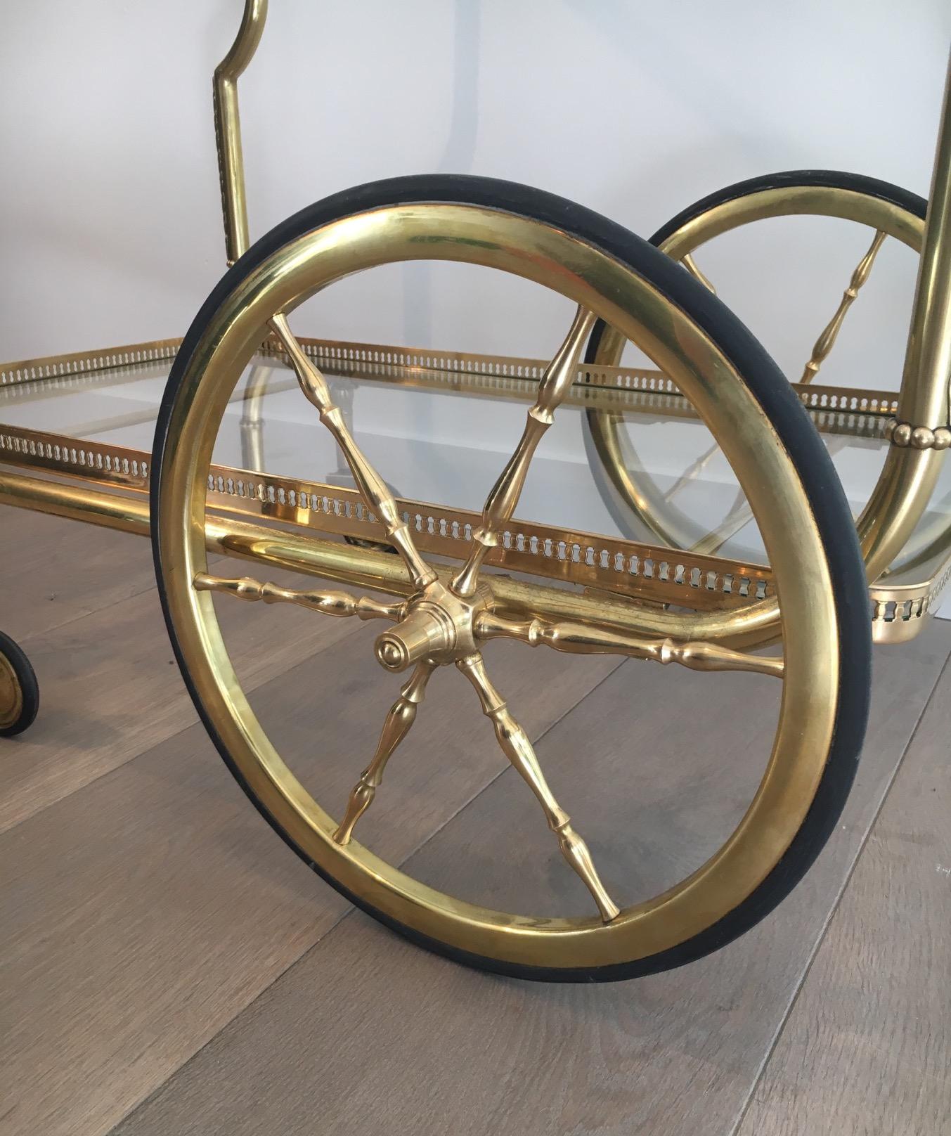 Carrello portabevande in ottone in stile neoclassico con vassoi in vetro di Maison Jansen in vendita 3