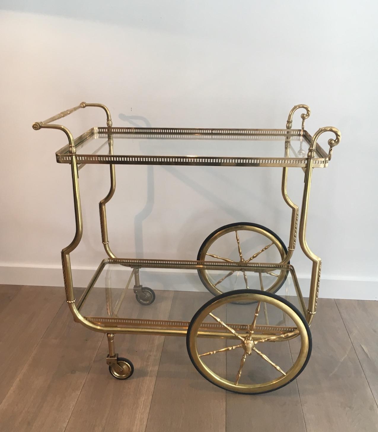 Carrello portabevande in ottone in stile neoclassico con vassoi in vetro di Maison Jansen in vendita 5