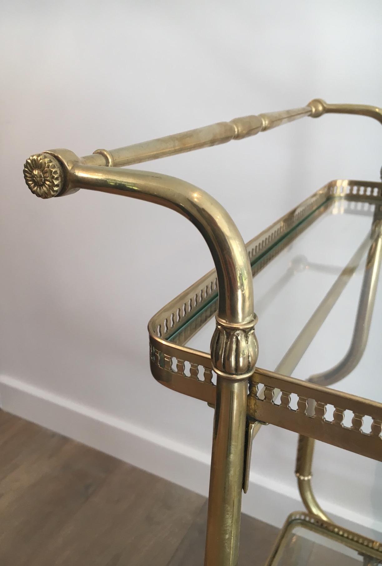 Carrello portabevande in ottone in stile neoclassico con vassoi in vetro di Maison Jansen in vendita 6