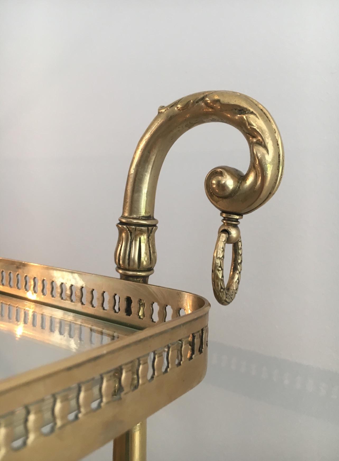 Carrello portabevande in ottone in stile neoclassico con vassoi in vetro di Maison Jansen in vendita 7