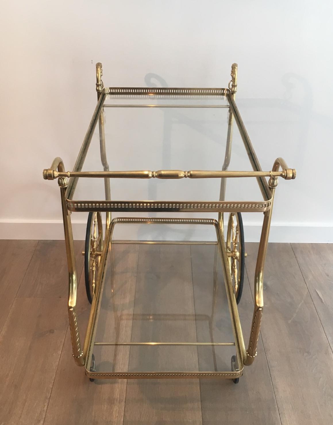 Carrello portabevande in ottone in stile neoclassico con vassoi in vetro di Maison Jansen in vendita 9