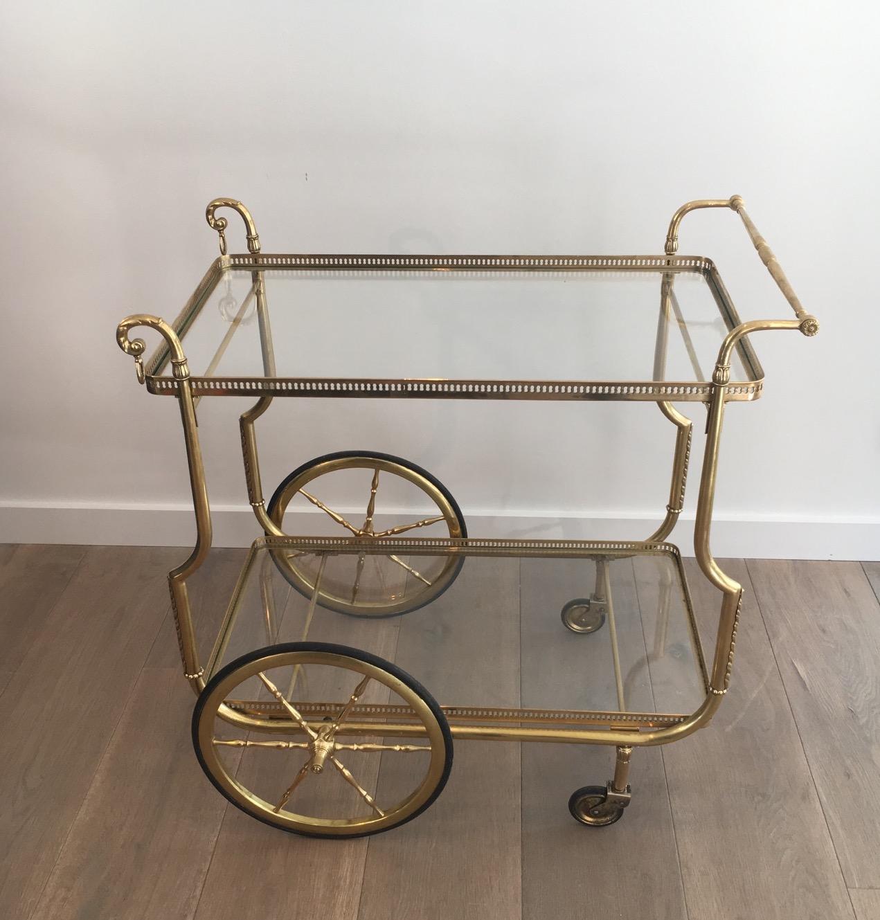 Neoclassico Carrello portabevande in ottone in stile neoclassico con vassoi in vetro di Maison Jansen in vendita