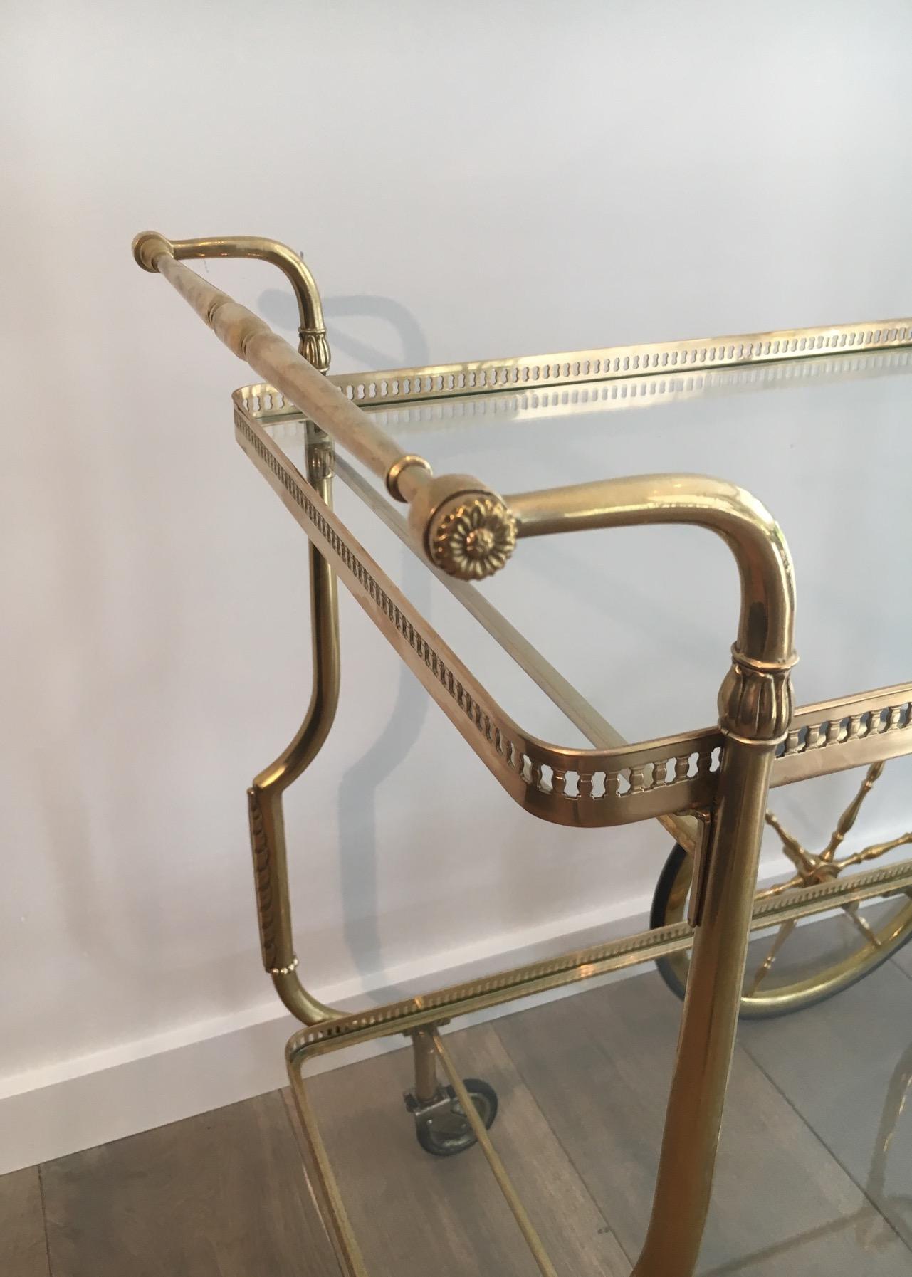 Francese Carrello portabevande in ottone in stile neoclassico con vassoi in vetro di Maison Jansen in vendita