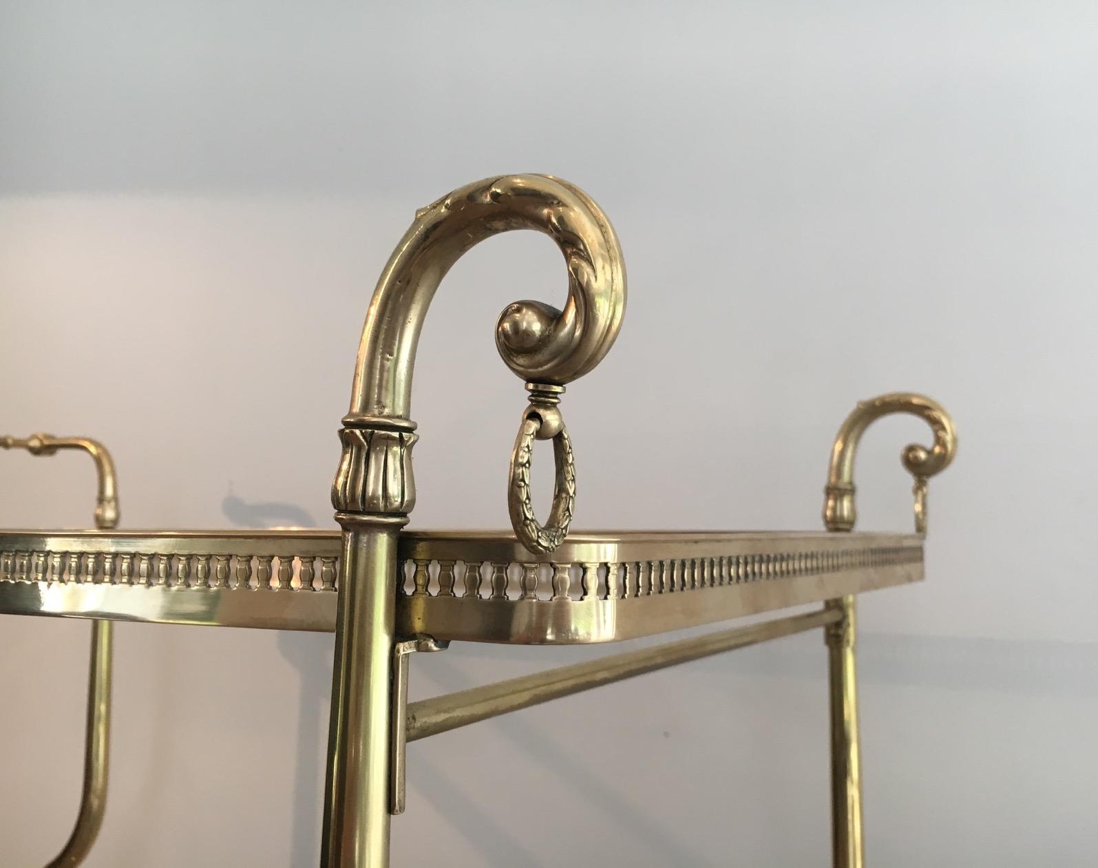 Carrello portabevande in ottone in stile neoclassico con vassoi in vetro di Maison Jansen In condizioni buone in vendita a Marcq-en-Barœul, Hauts-de-France