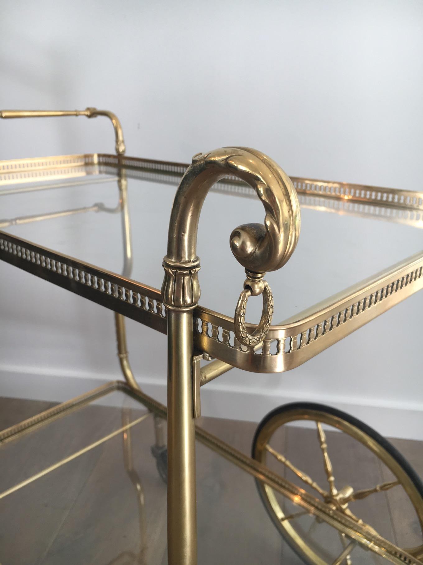 Metà XX secolo Carrello portabevande in ottone in stile neoclassico con vassoi in vetro di Maison Jansen in vendita