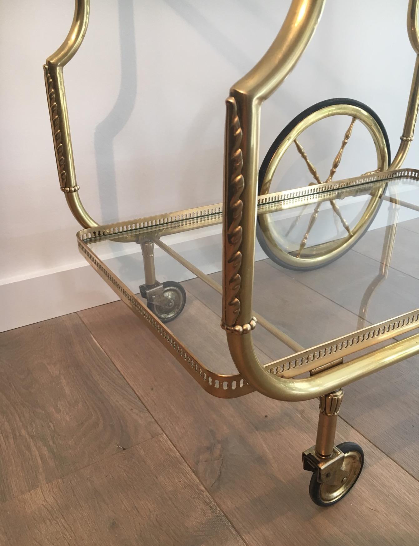 Ottone Carrello portabevande in ottone in stile neoclassico con vassoi in vetro di Maison Jansen in vendita