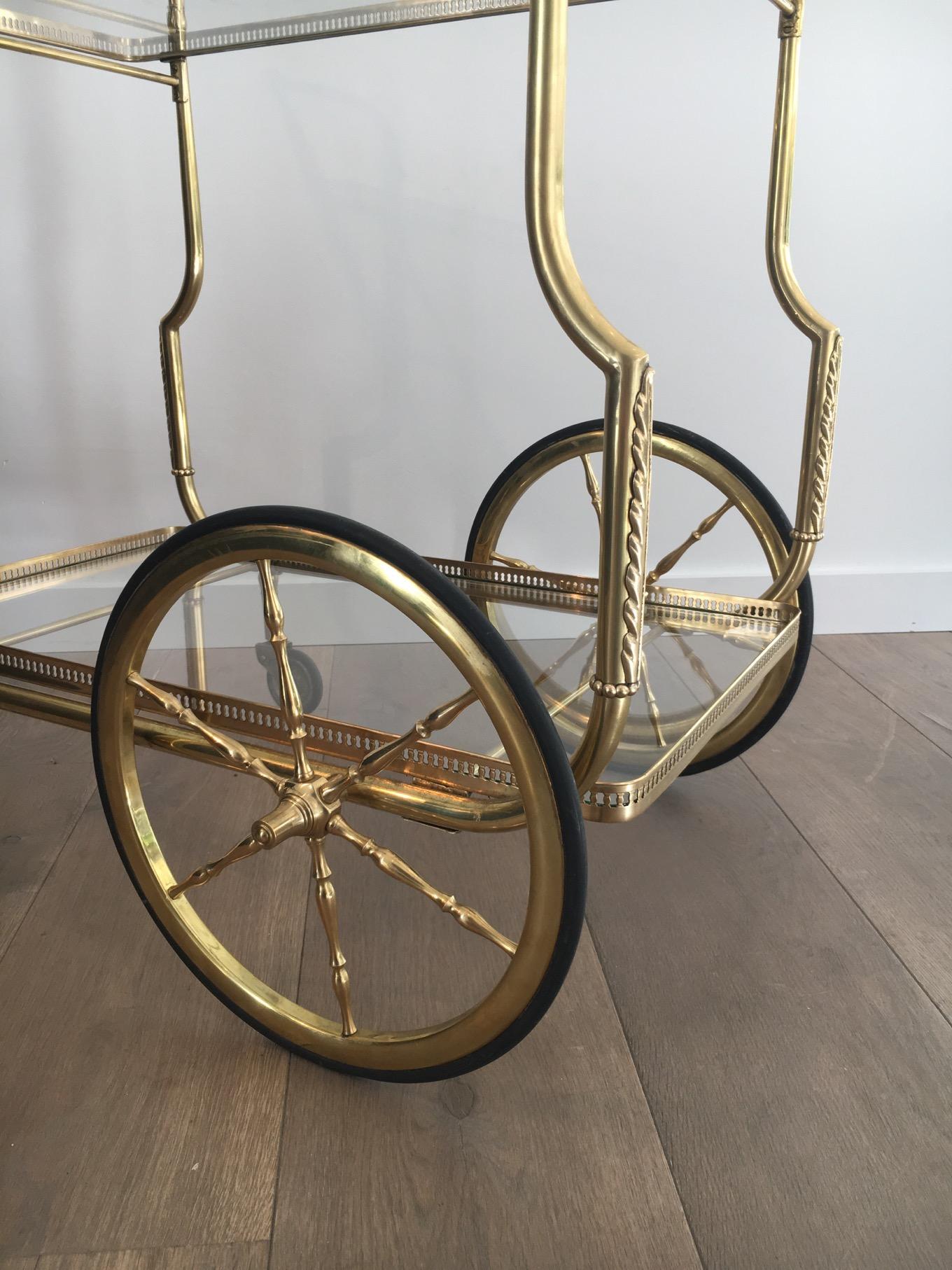 Carrello portabevande in ottone in stile neoclassico con vassoi in vetro di Maison Jansen in vendita 1