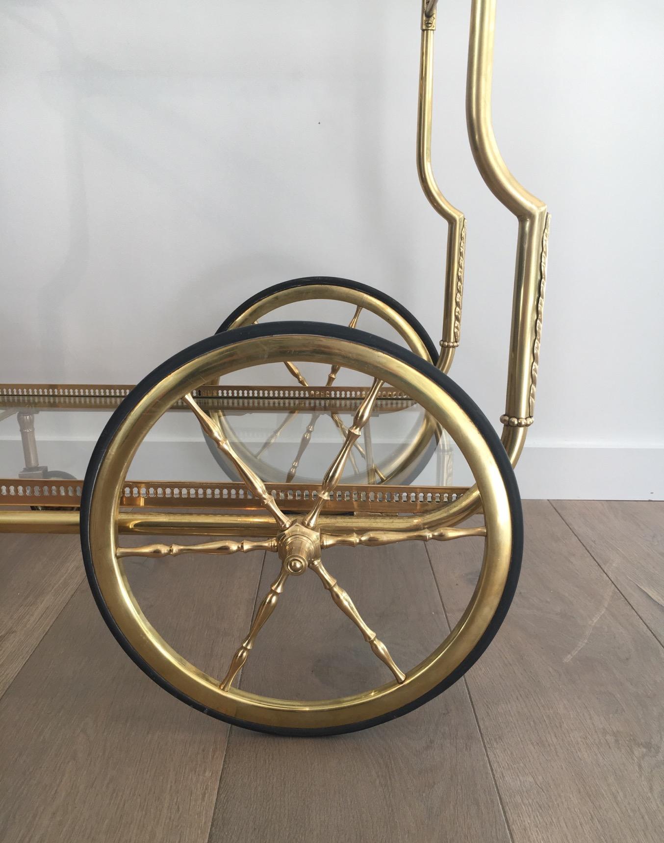 Carrello portabevande in ottone in stile neoclassico con vassoi in vetro di Maison Jansen in vendita 2