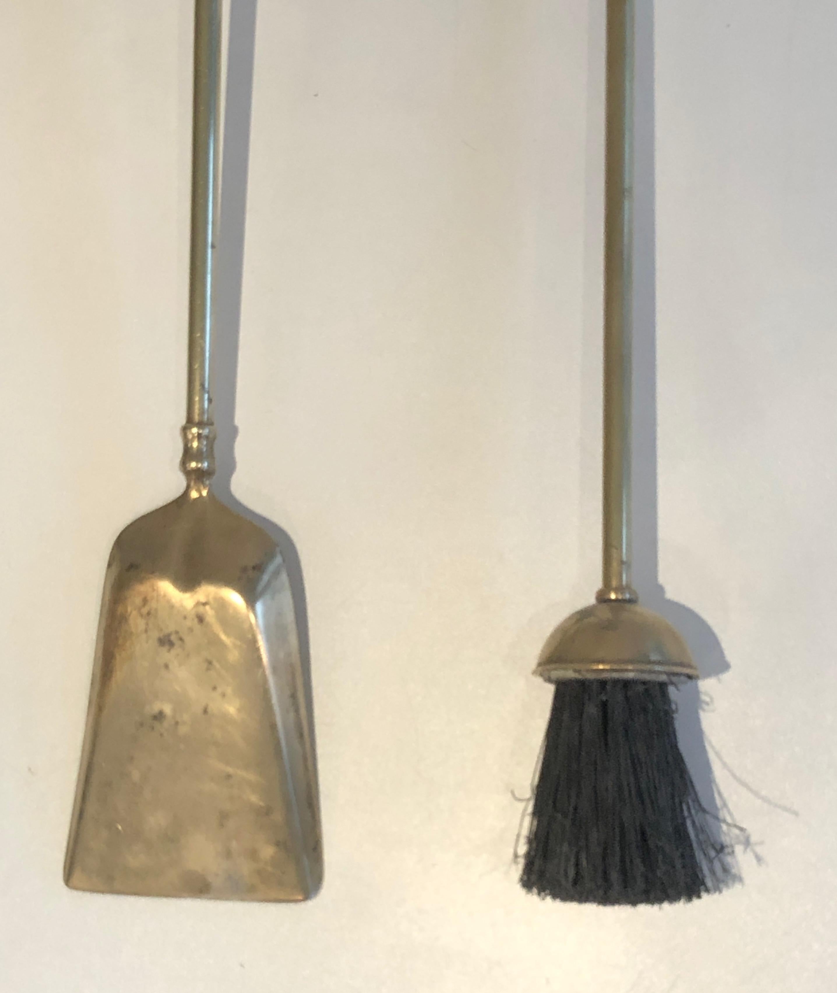 Attrezzi per caminetto in ottone con teste di anatra in stile neoclassico, francese, circa 1970 in vendita 10