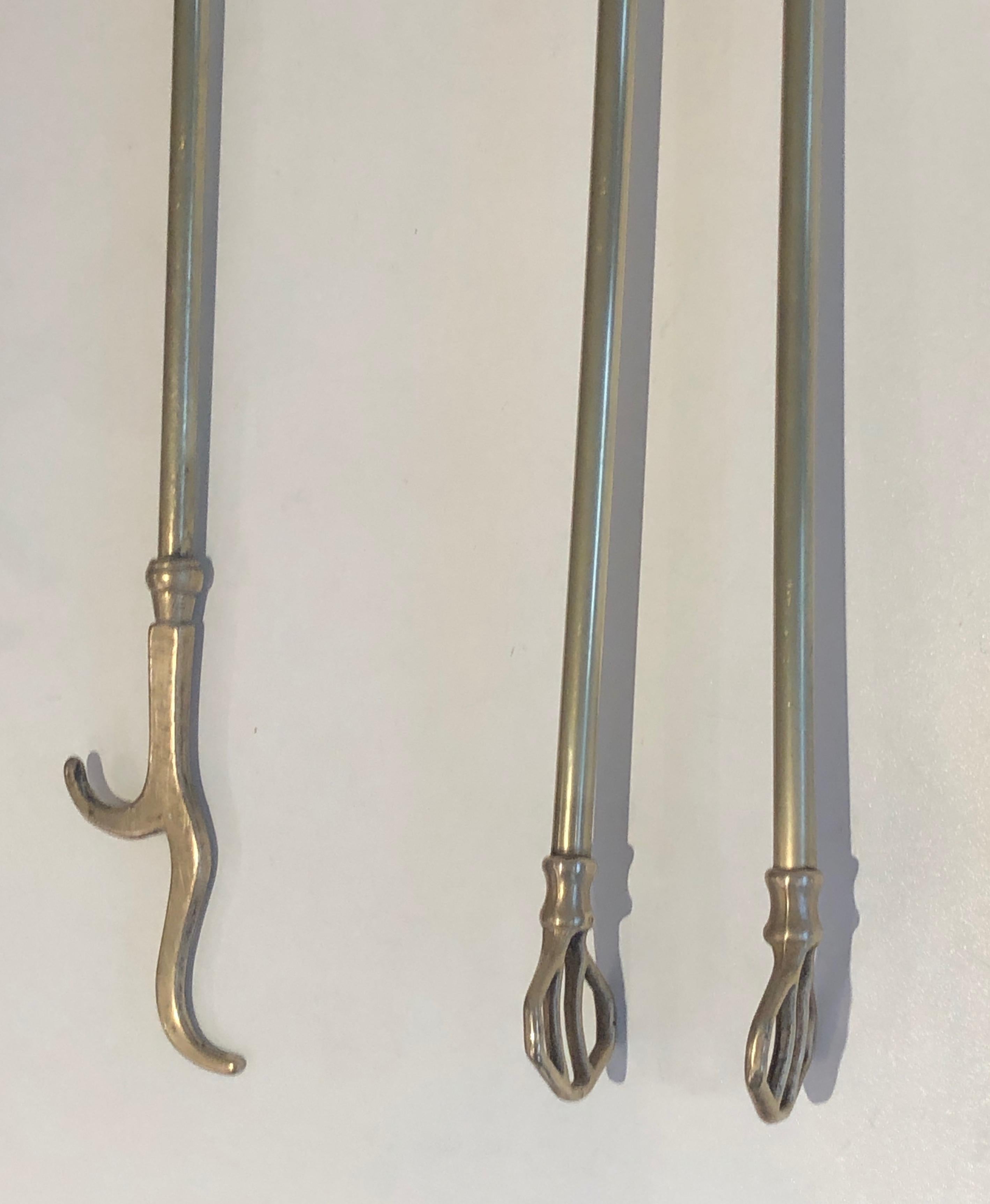 Neoklassischer Stil Messing Entenköpfe Kamin Werkzeuge, Französisch, um 1970 im Angebot 4