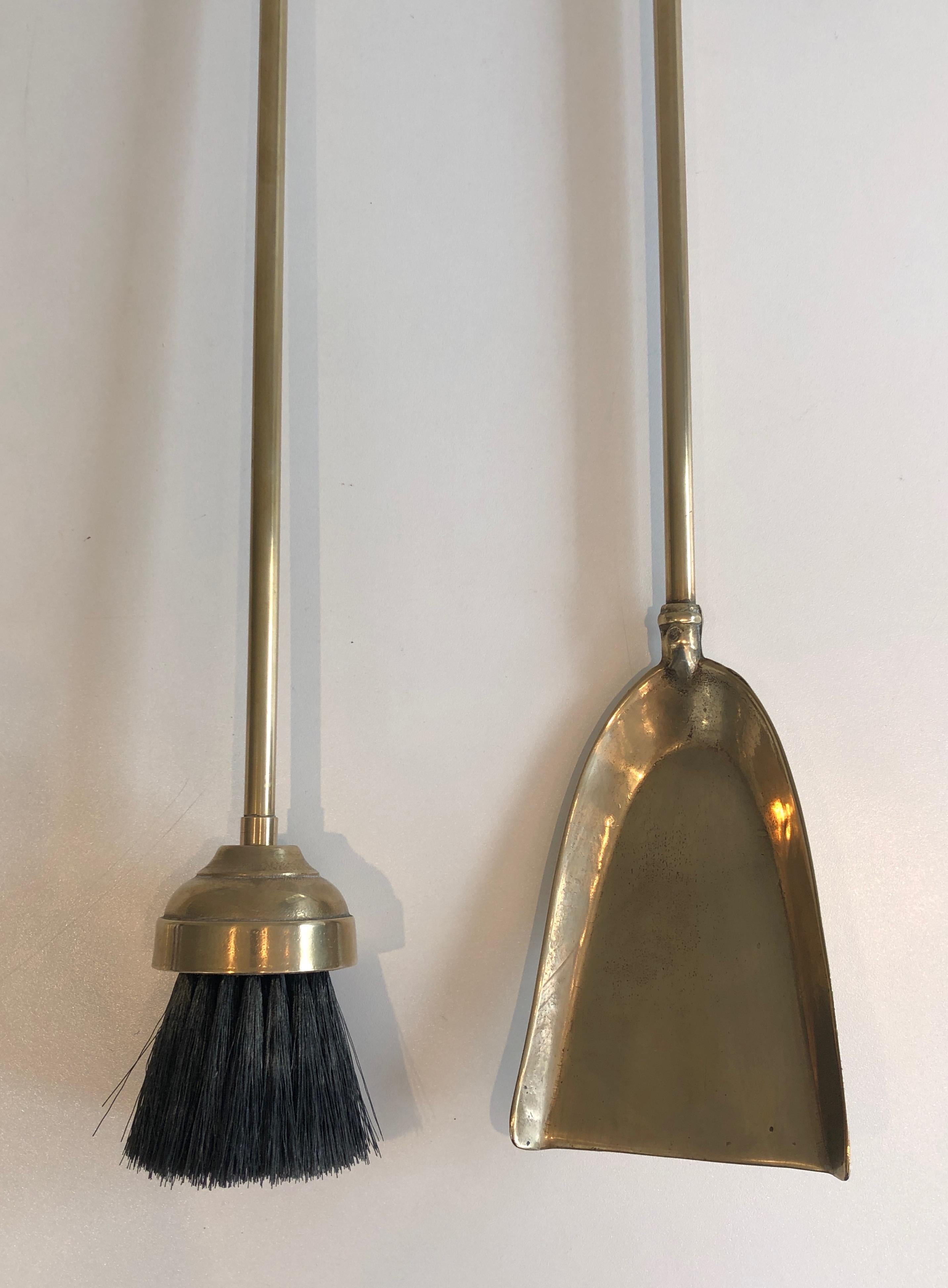 Strumenti per caminetto in ottone in stile neoclassico in vendita 1