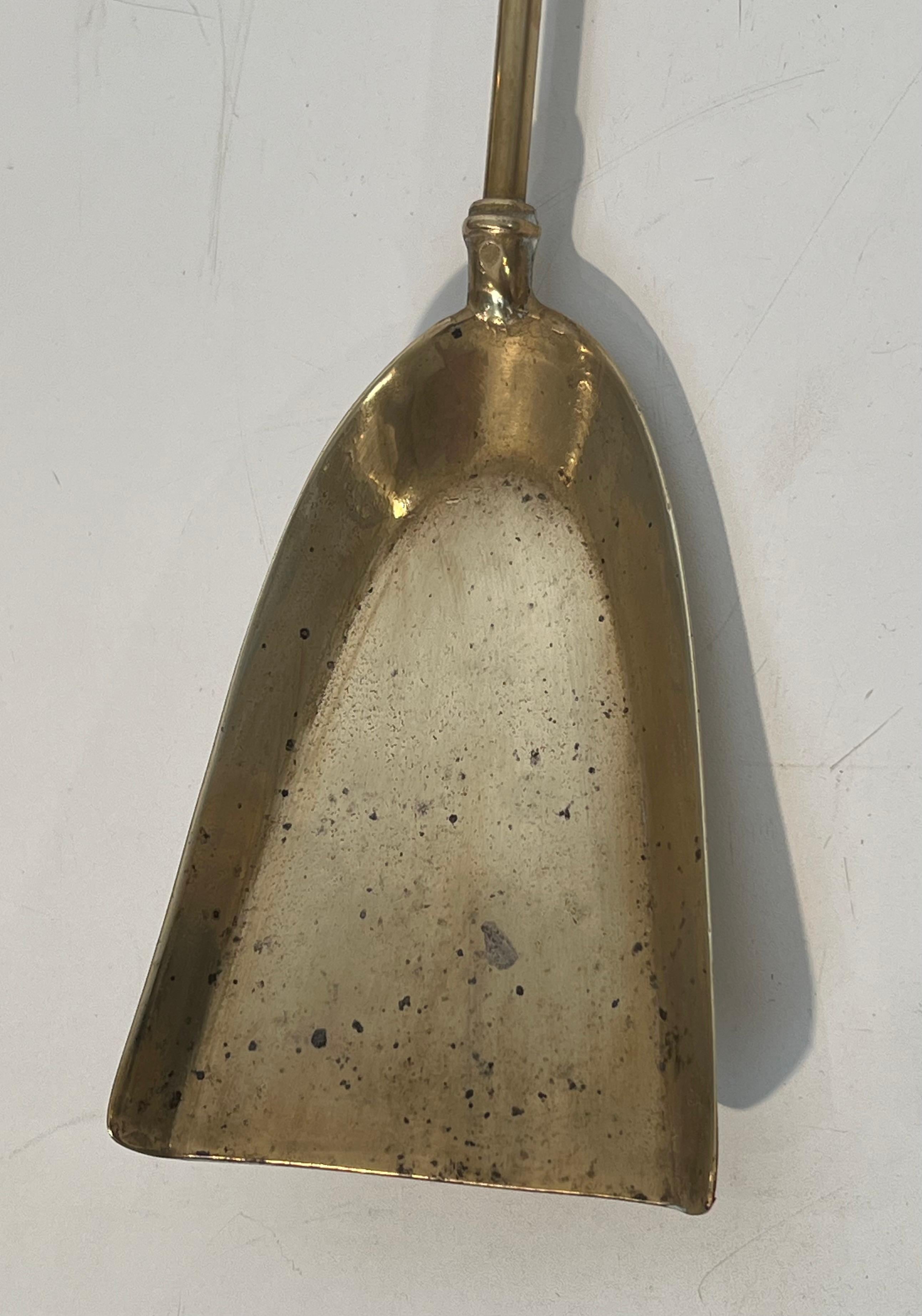 Strumenti per caminetto in ottone in stile neoclassico. Francese. Circa 1970 in vendita 12