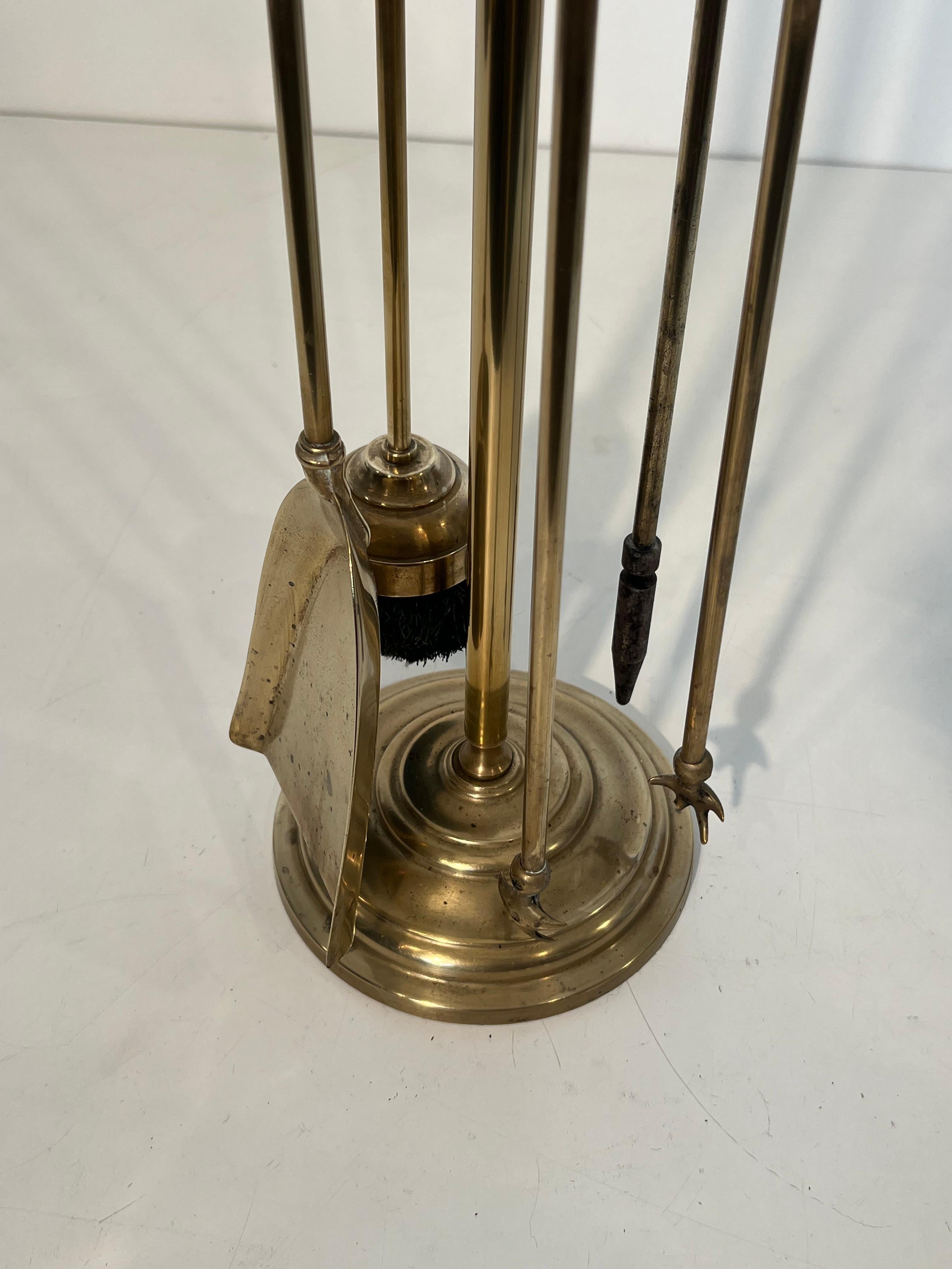 Fine XX secolo Strumenti per caminetto in ottone in stile neoclassico. Francese. Circa 1970 in vendita
