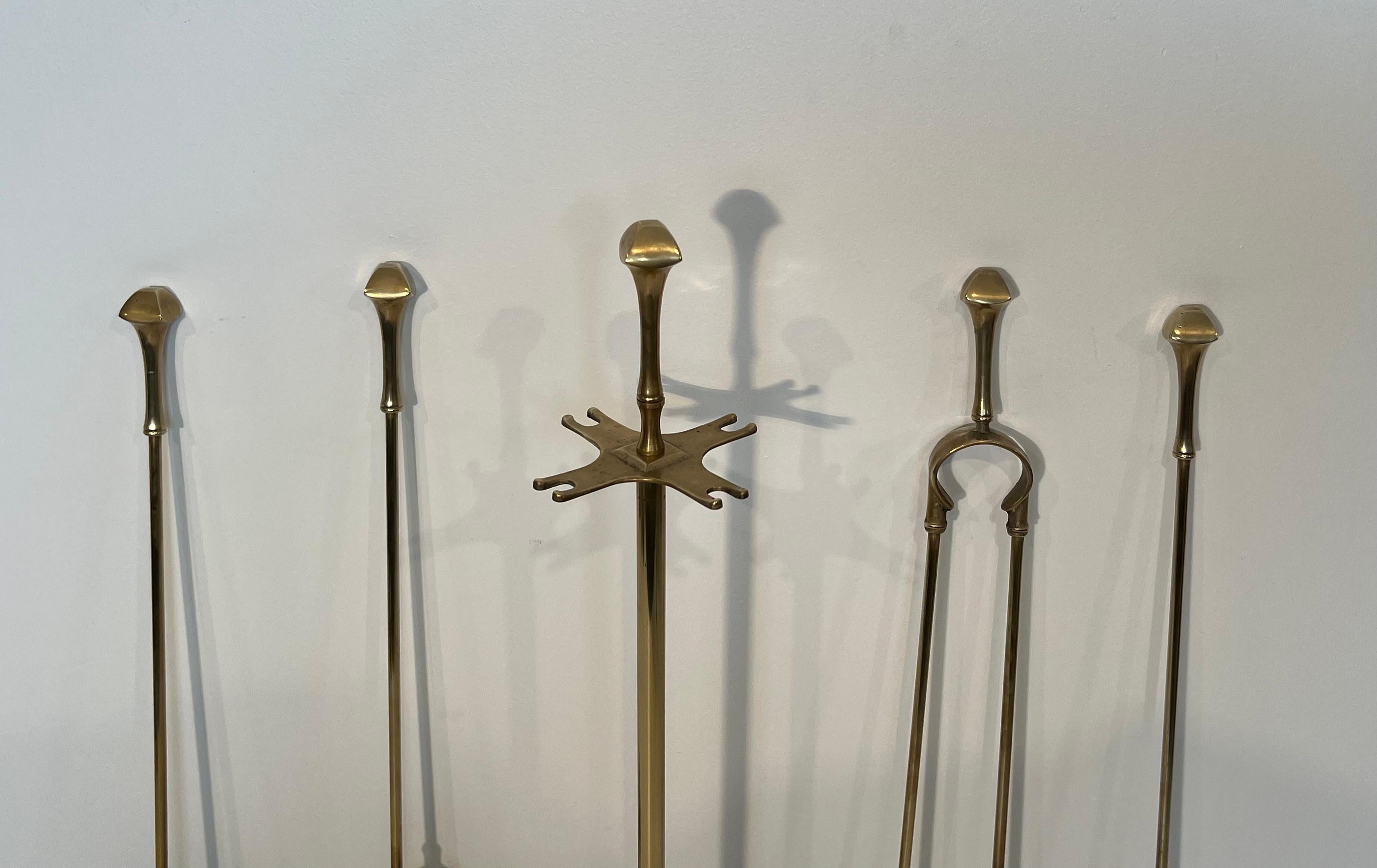 Strumenti per caminetto in ottone in stile neoclassico. Francese. Circa 1970 in vendita 1