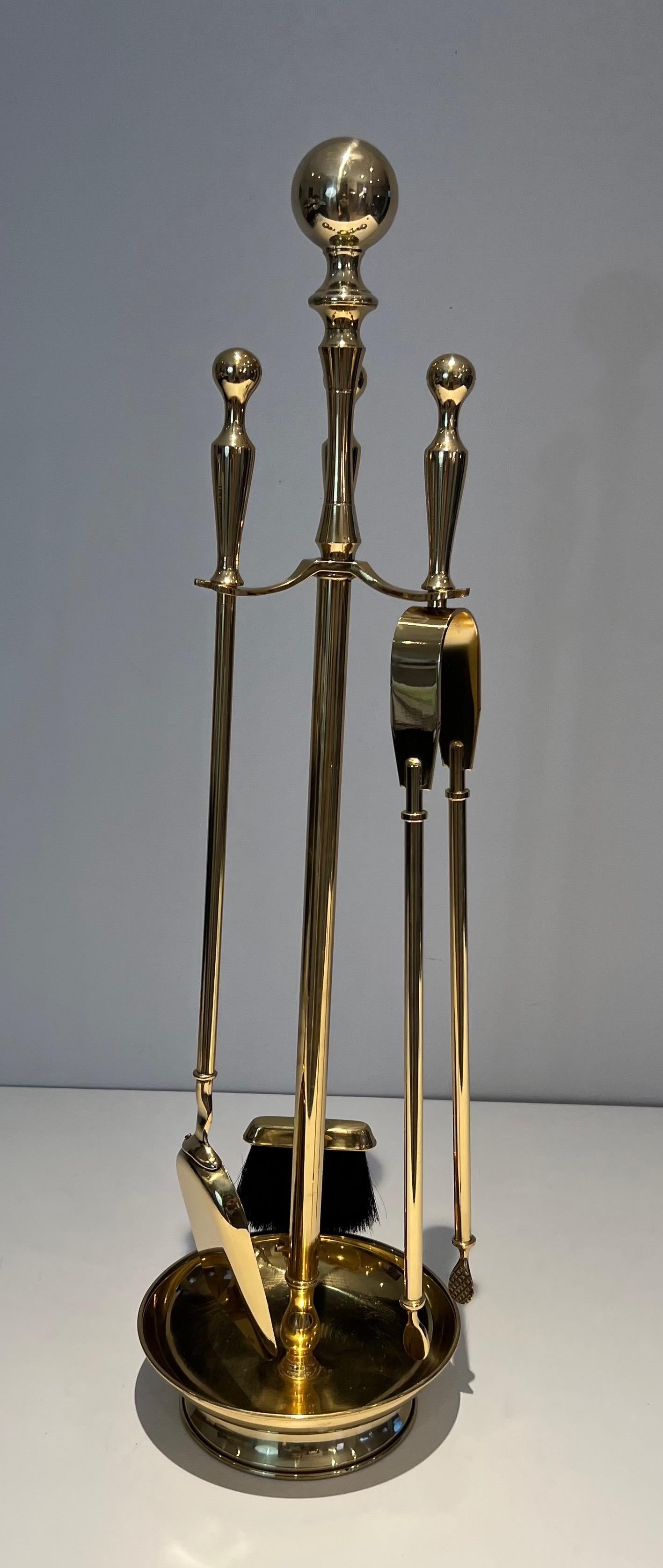 This very nice and elegant neoclassical style fireplace tools on stand is all made of brass. This is a French work. Circa 1970