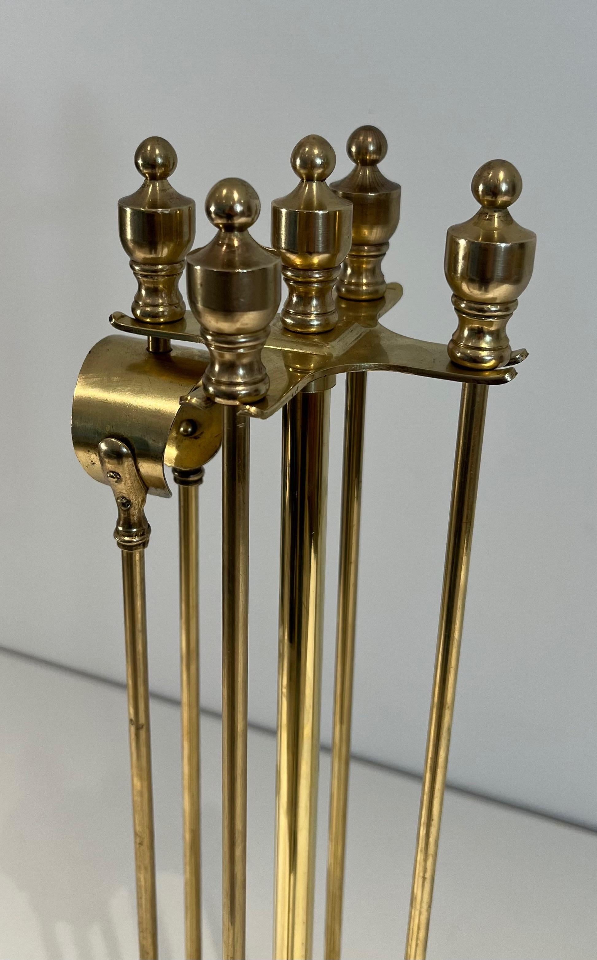 Neoclassical Style Brass Fireplace Tools on Stand In Good Condition For Sale In Marcq-en-Barœul, Hauts-de-France