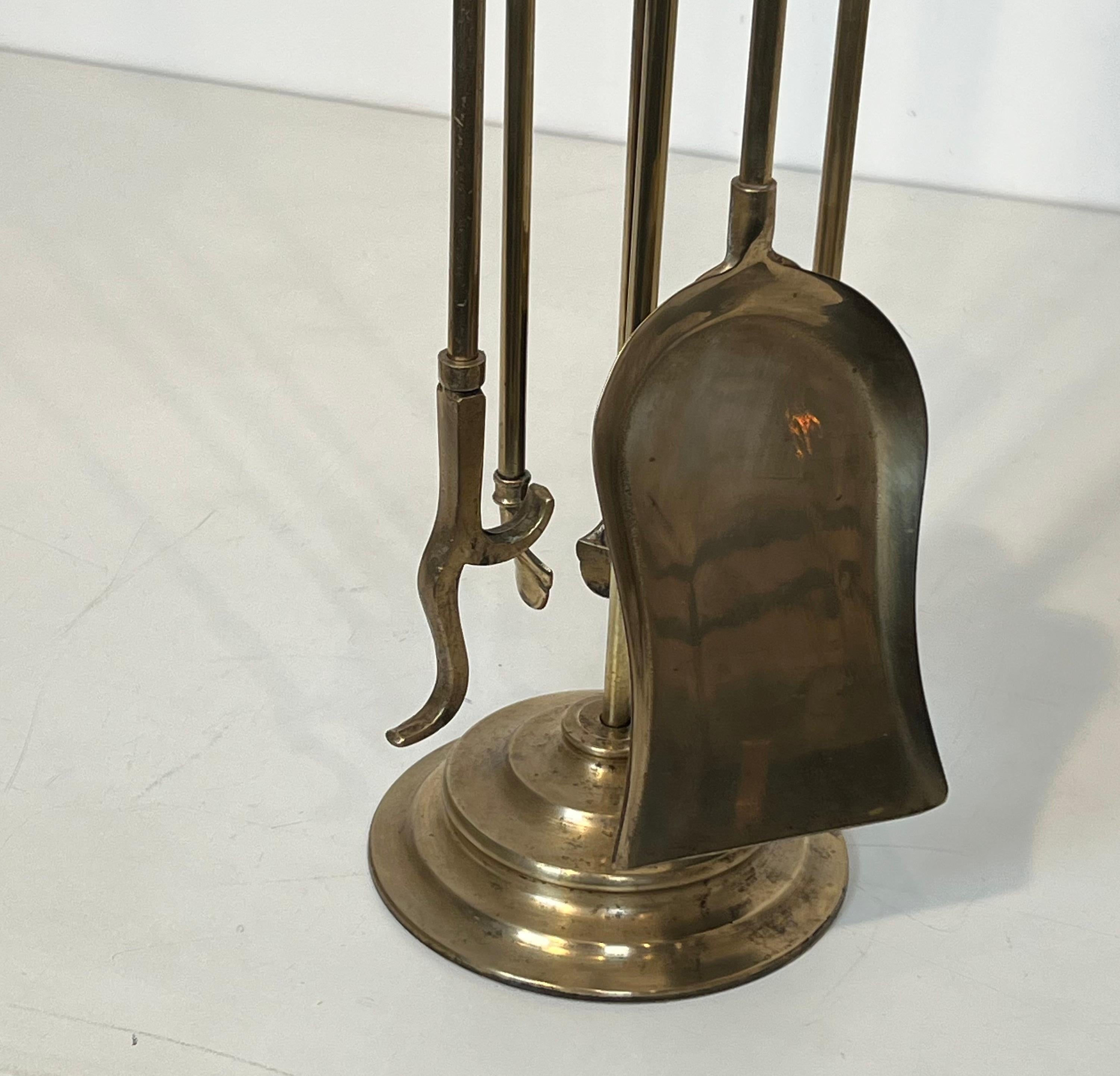 Metà XX secolo Neoclassical Style Brass Fireplace Tools on Stand in vendita