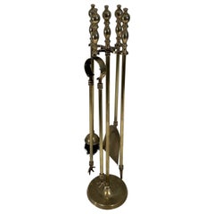 Herramientas de latón para chimenea de estilo neoclásico sobre soporte