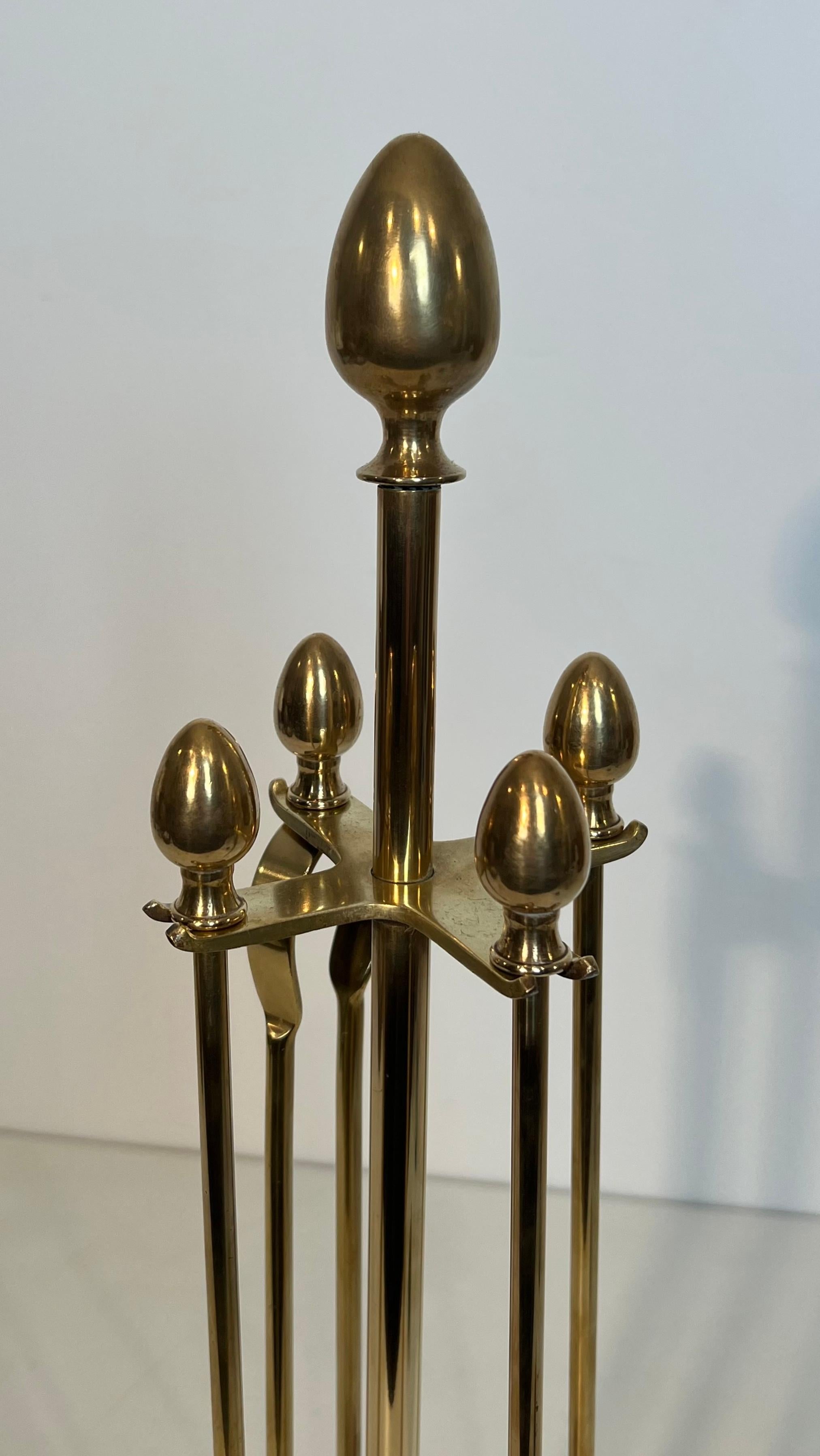 Neoclassical Style Brass Fireplace Tools on Stand In the style of Maison Jansen In Good Condition For Sale In Marcq-en-Barœul, Hauts-de-France