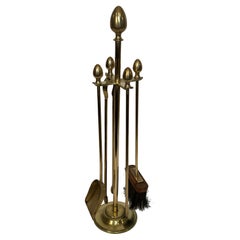 Attrezzi per caminetto in ottone in stile neoclassico su supporto Nello stile della Maison Jansen
