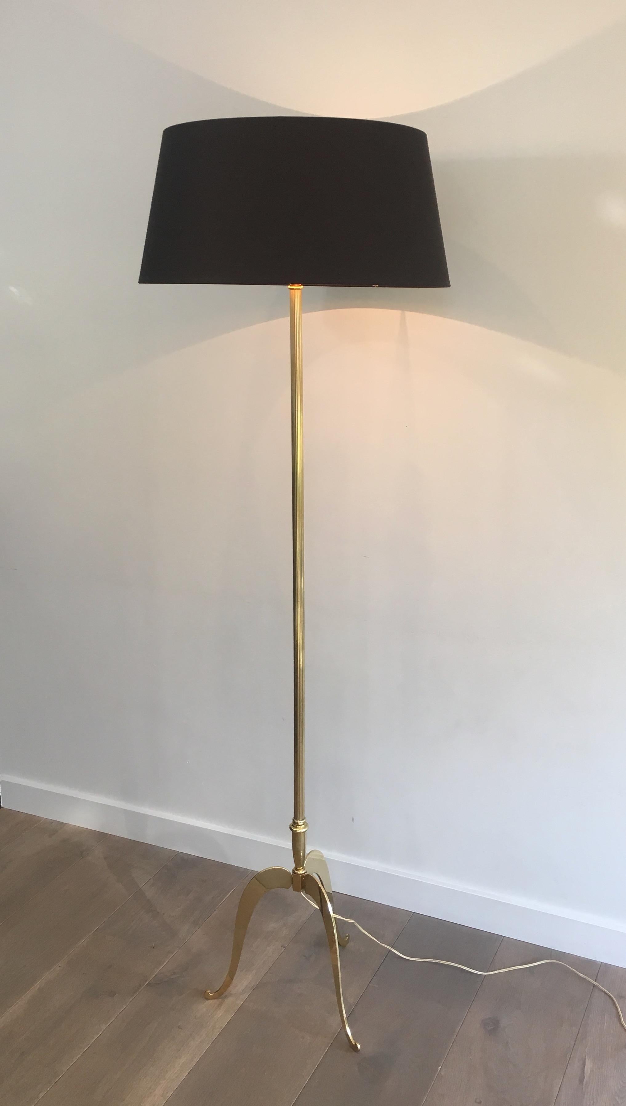 Diese sehr elegante Stehlampe ist ganz aus Messing mit einem schwarzen Shintz-Schirm Gold innen. Es handelt sich um ein französisches Werk aus der Zeit um 1940.