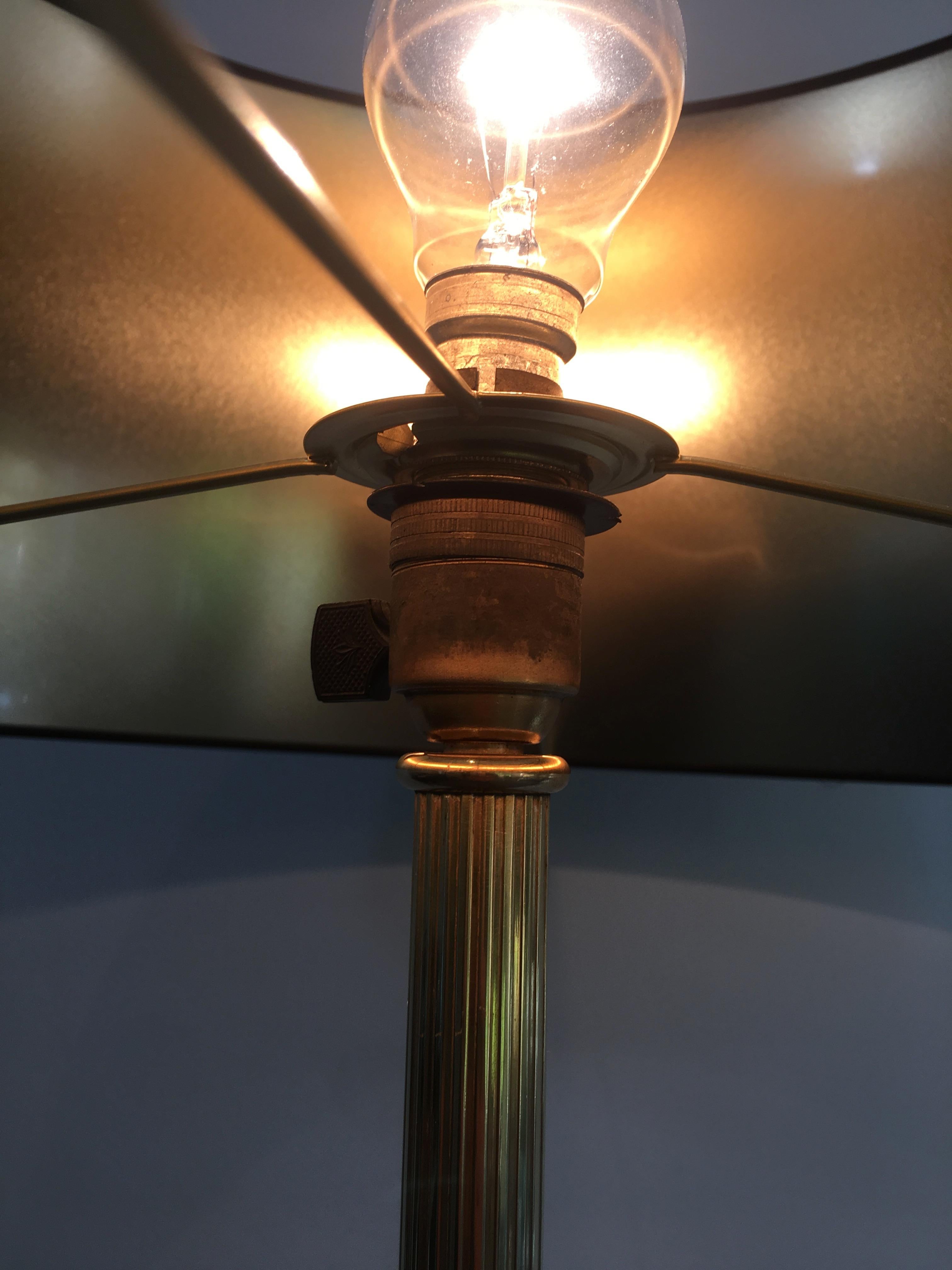 Stehlampe aus Messing im neoklassischen Stil:: französisch:: um 1940 2