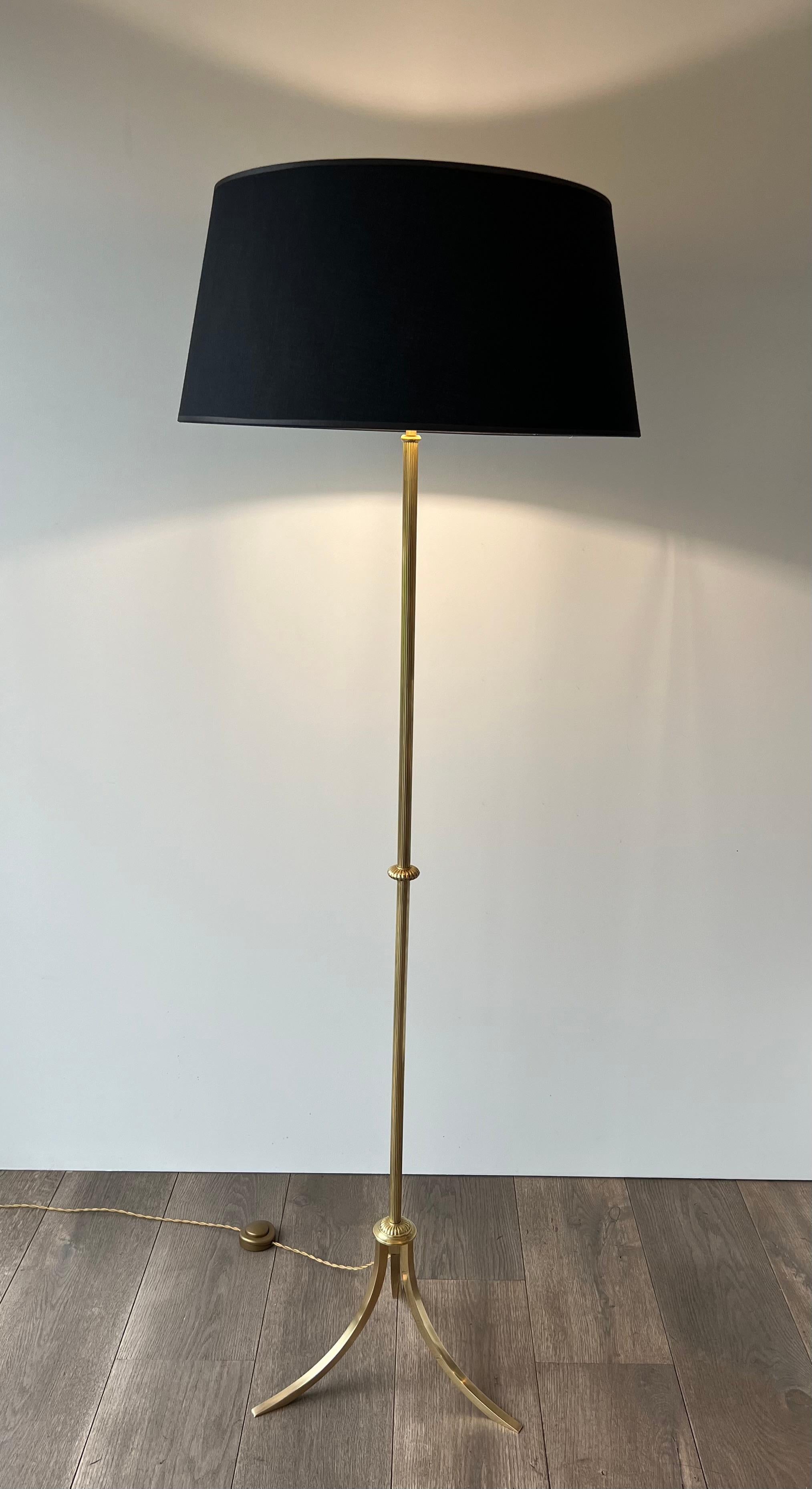 Lampada da terra in ottone in stile neoclassico francese degli anni '40, Maison Jansen in vendita 4