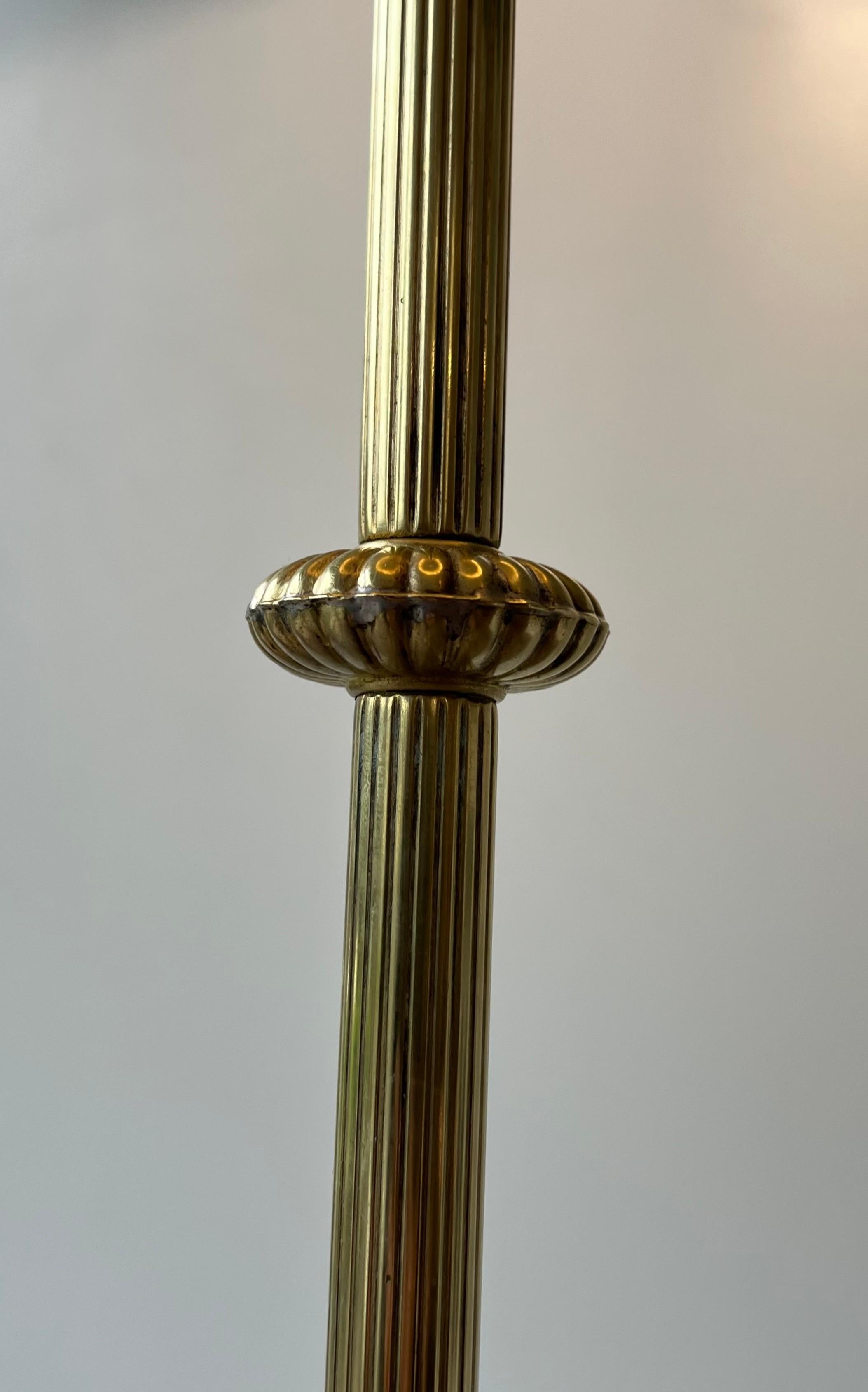 Lampada da terra in ottone in stile neoclassico francese degli anni '40, Maison Jansen in vendita 6