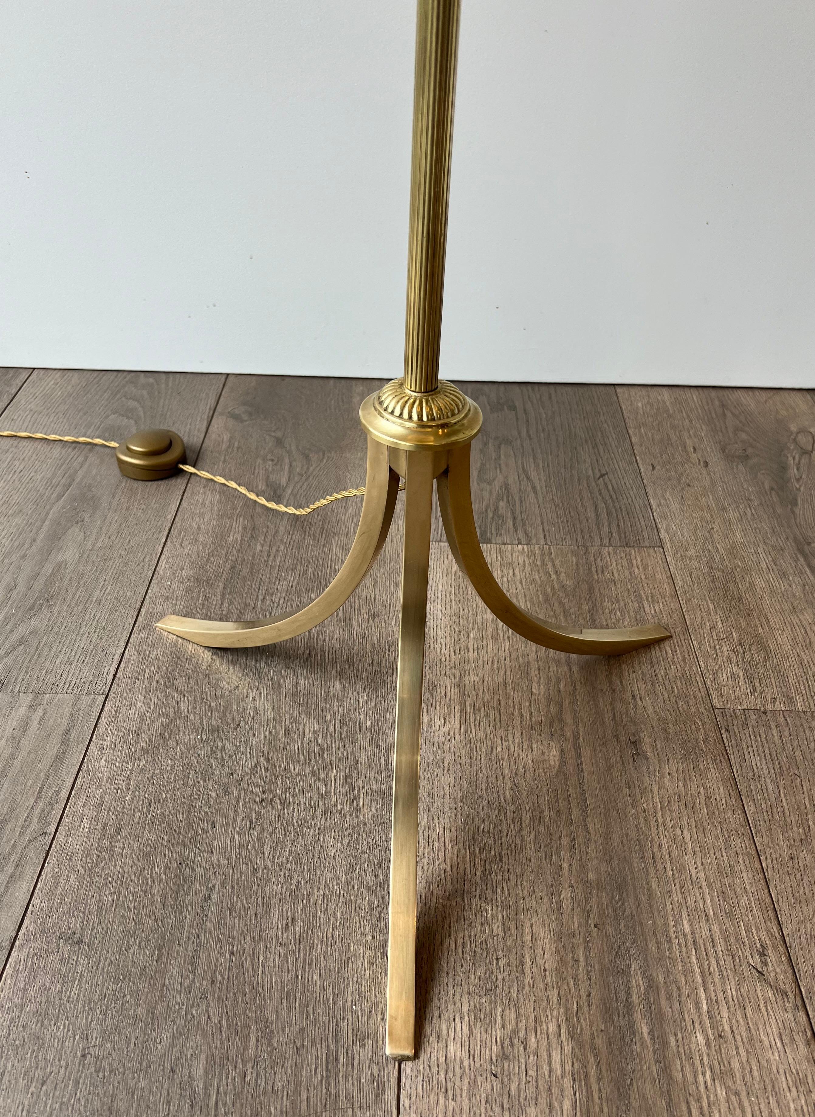 Lampada da terra in ottone in stile neoclassico francese degli anni '40, Maison Jansen in vendita 8