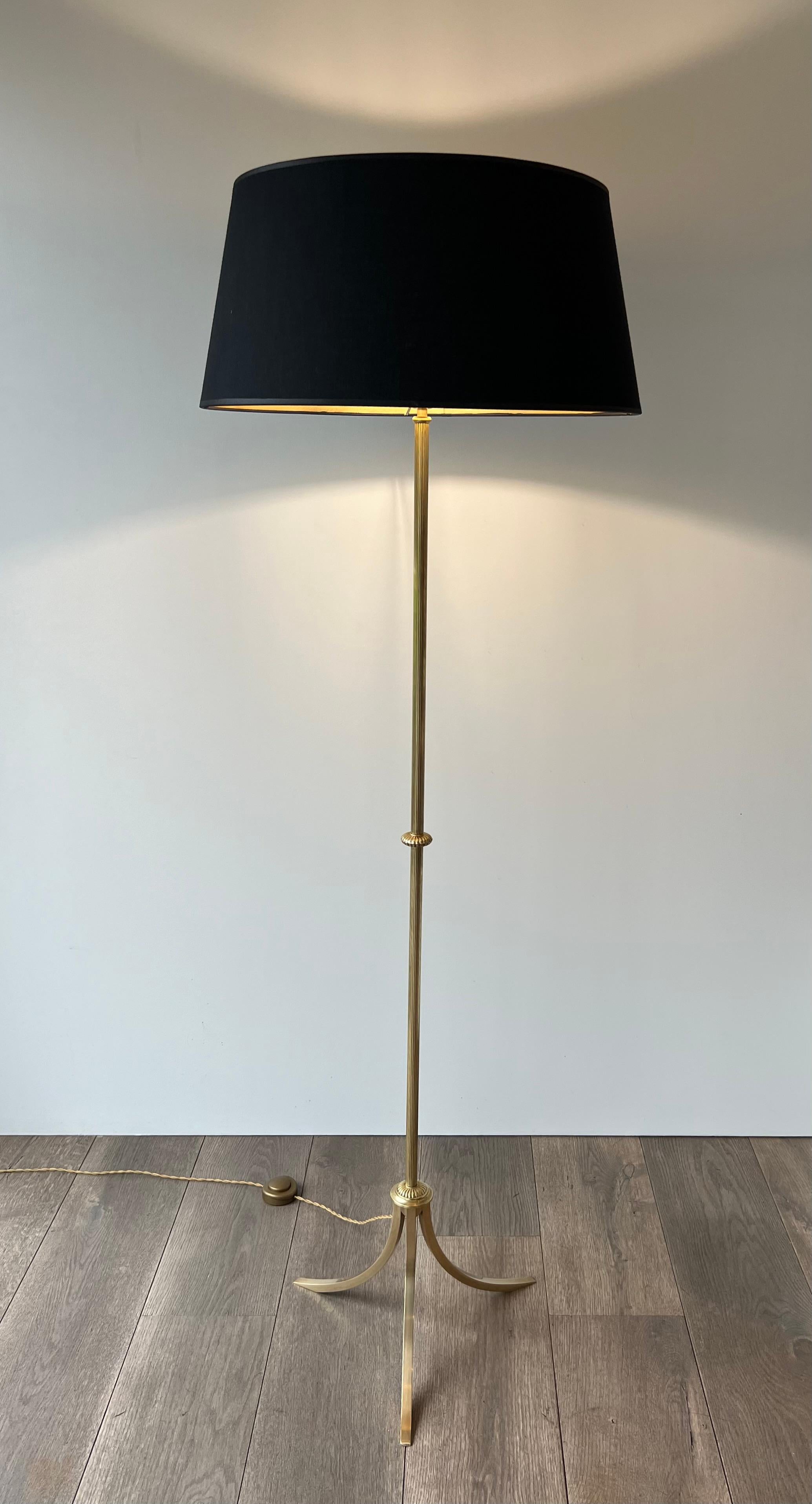 Neoclassico Lampada da terra in ottone in stile neoclassico francese degli anni '40, Maison Jansen in vendita