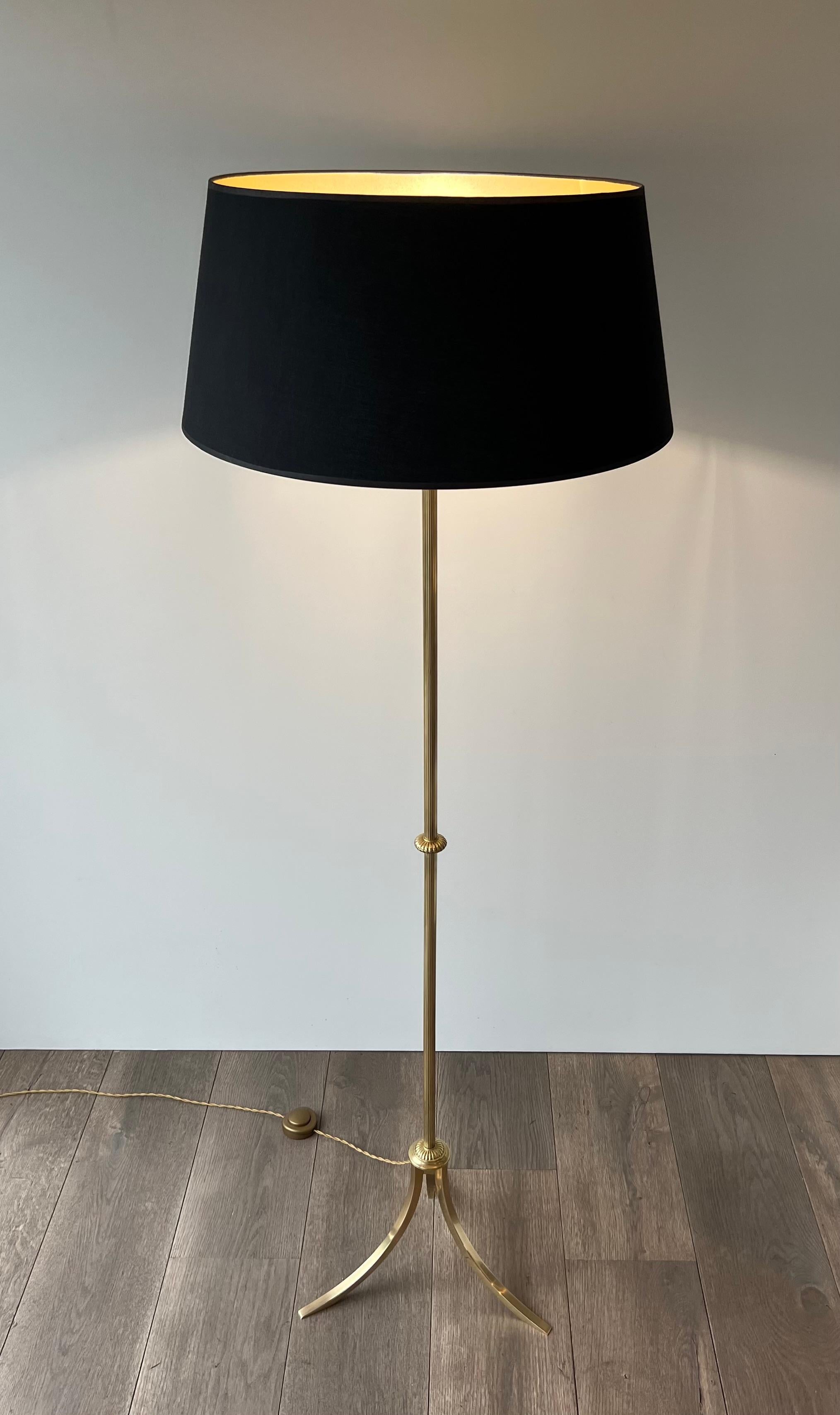 Lampada da terra in ottone in stile neoclassico francese degli anni '40, Maison Jansen In condizioni buone in vendita a Marcq-en-Barœul, Hauts-de-France