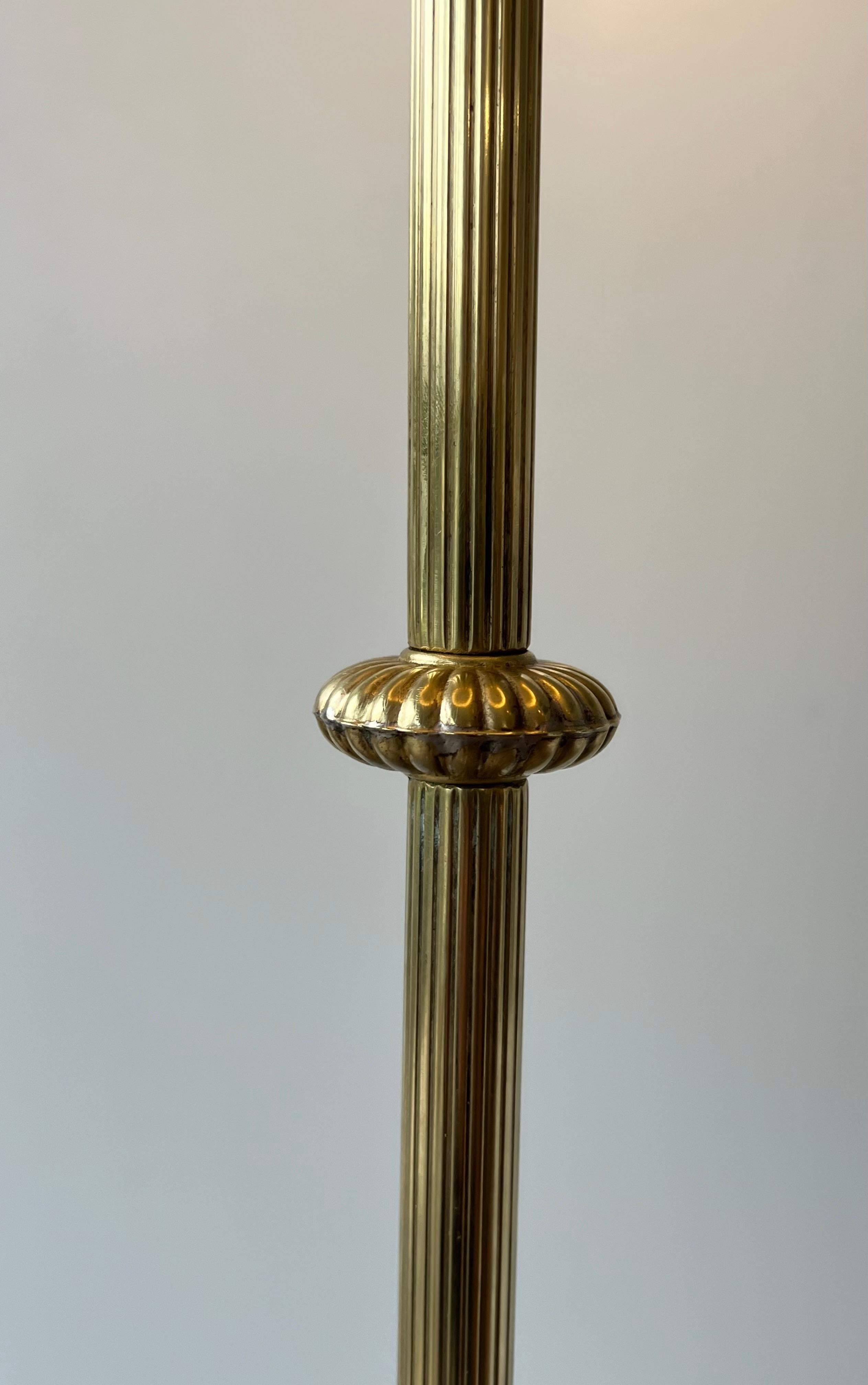 Metà XX secolo Lampada da terra in ottone in stile neoclassico francese degli anni '40, Maison Jansen in vendita