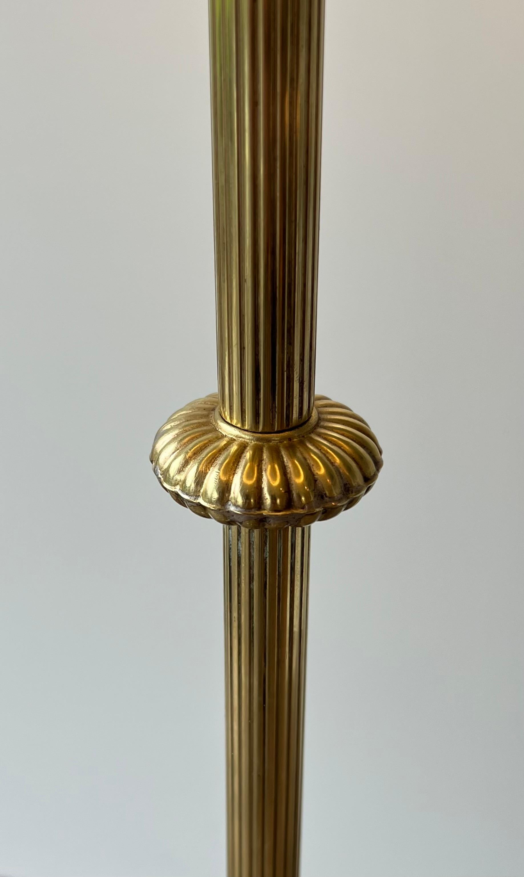 Ottone Lampada da terra in ottone in stile neoclassico francese degli anni '40, Maison Jansen in vendita