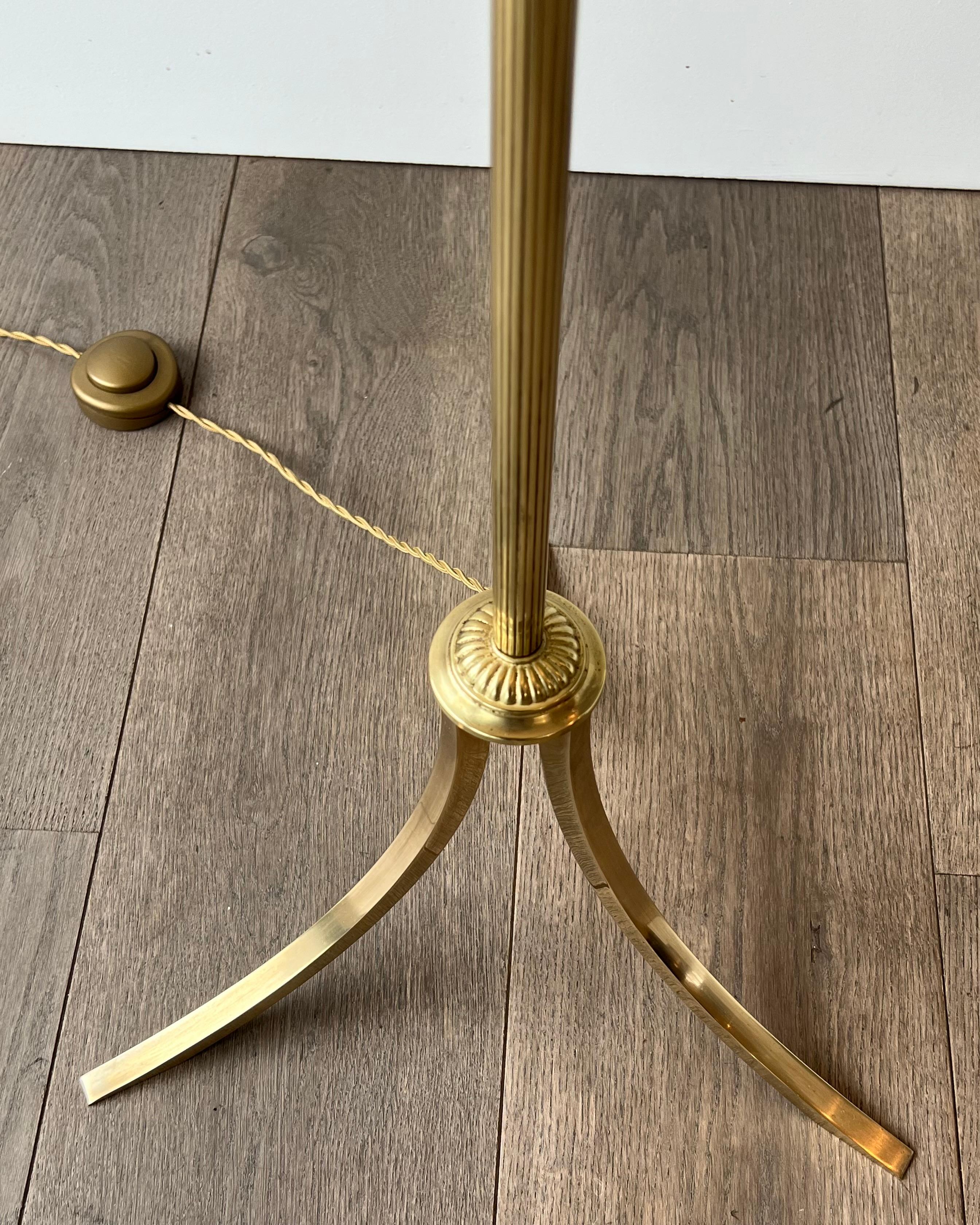 Lampada da terra in ottone in stile neoclassico francese degli anni '40, Maison Jansen in vendita 1