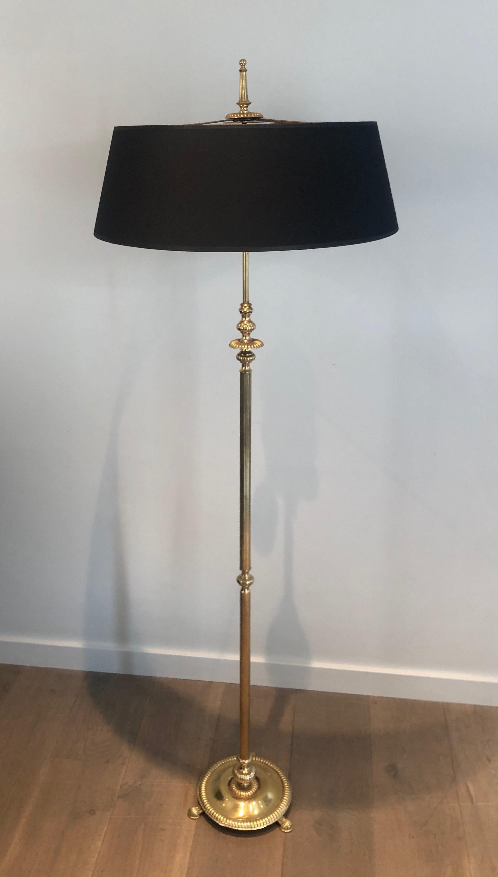 Esta lámpara de pie de estilo neoclásico, muy bonita y elegante, es de latón con pantalla negra, dorada por dentro. Se trata de una Obra francesa del estilo de la Maison Jansen. Alrededor de 1940