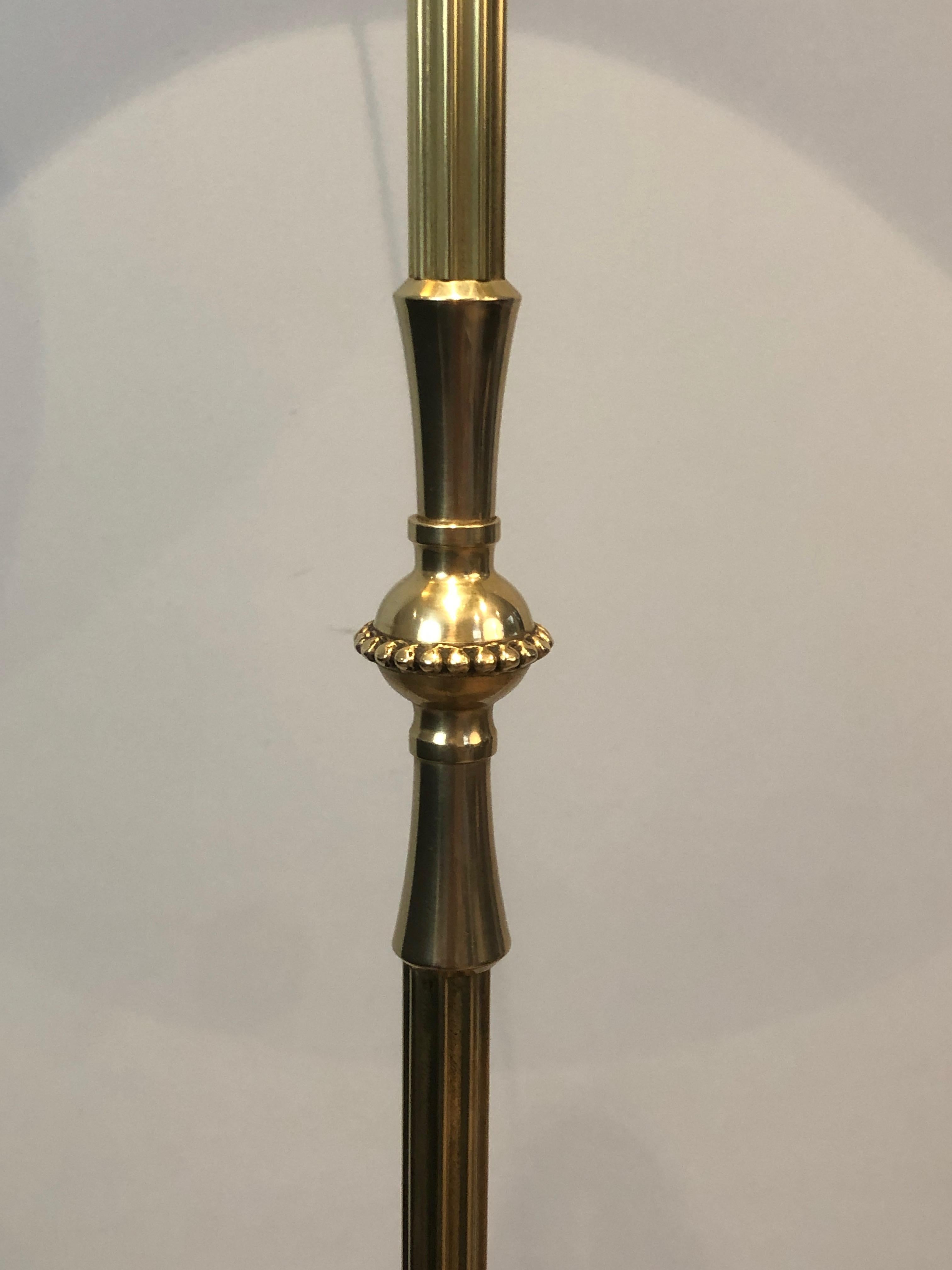 Neoklassizistische Stehlampe aus Messing im neoklassischen Stil von Maison Jansen im Angebot 1