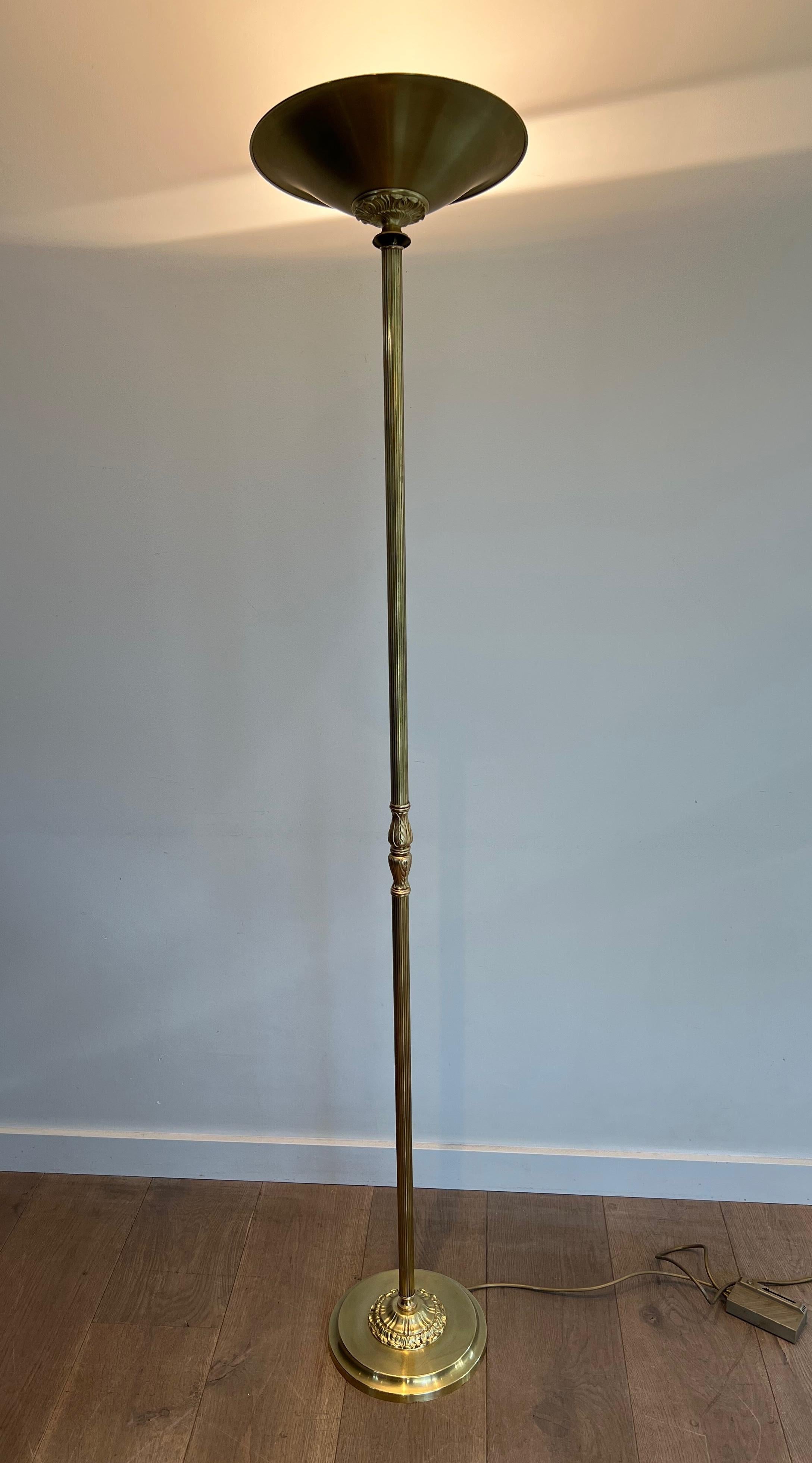 Lámpara de pie de latón de estilo neoclásico con reflector extraíble en venta 6