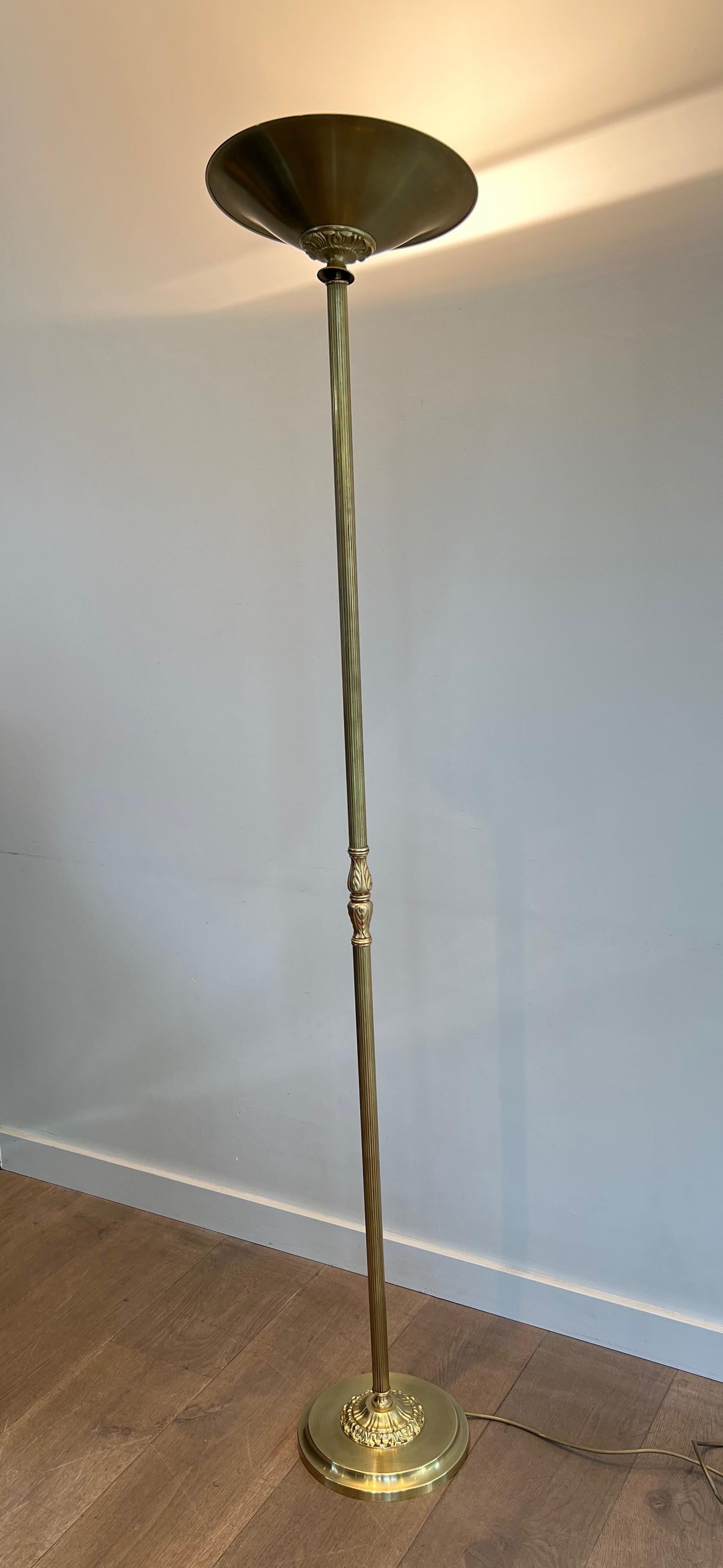 Lámpara de pie de latón de estilo neoclásico con reflector extraíble en venta 7