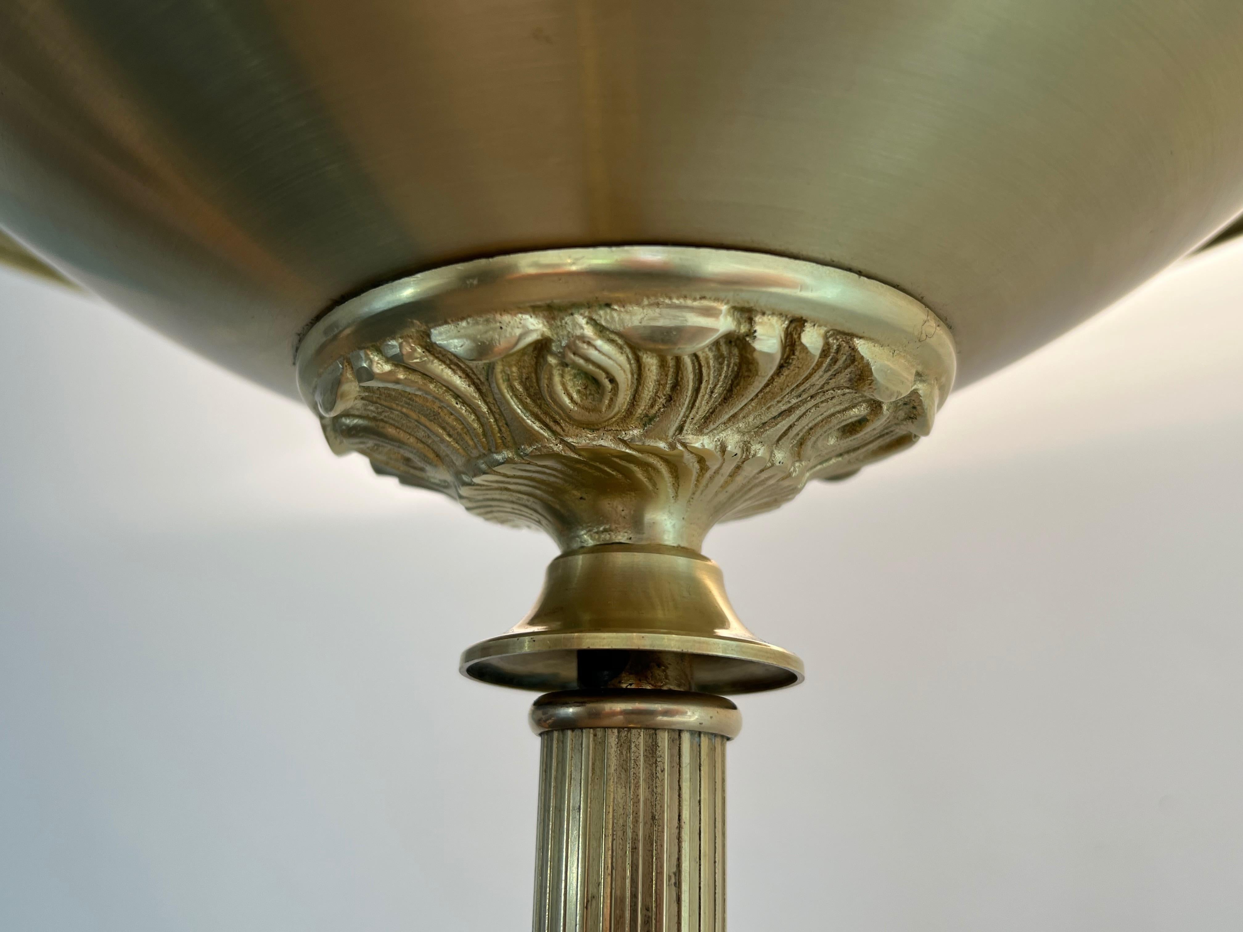 Lámpara de pie de latón de estilo neoclásico con reflector extraíble en venta 8