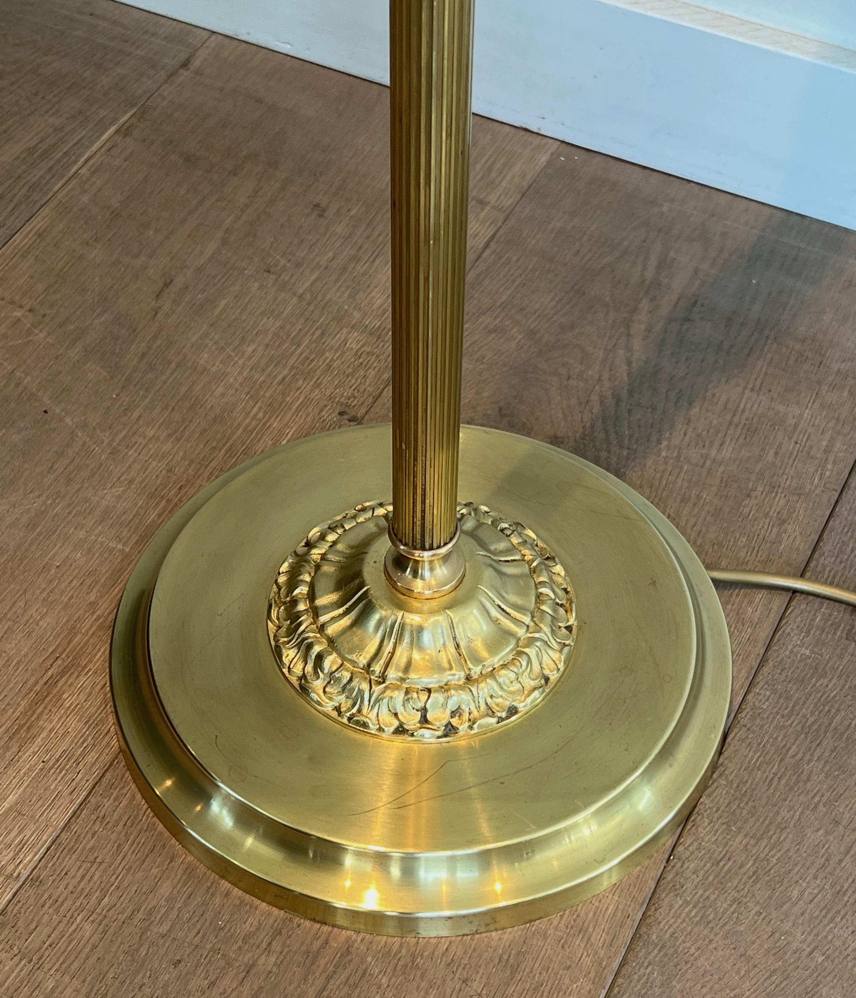 Lámpara de pie de latón de estilo neoclásico con reflector extraíble en venta 11