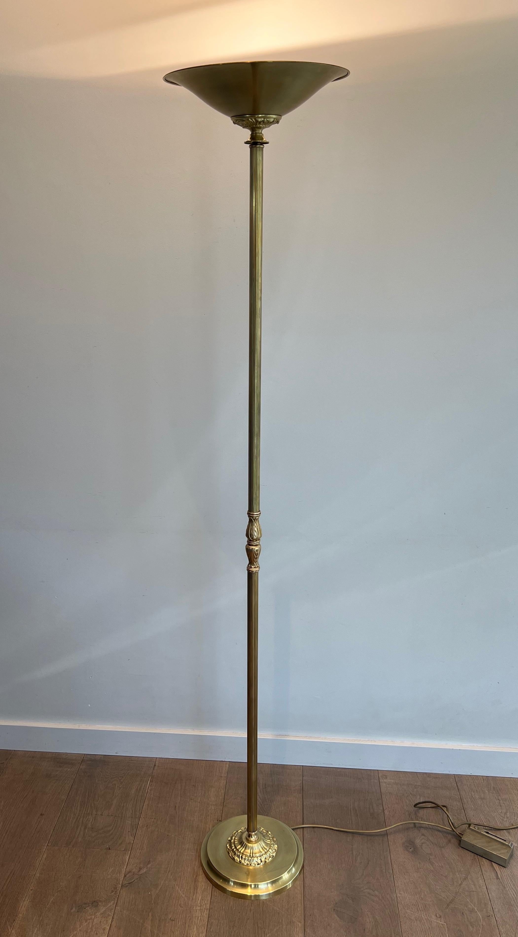 Esta lámpara de pie de estilo neoclásico está hecha de  latón con reflector desmontable. Se trata de una obra francesa. Alrededor de 1970