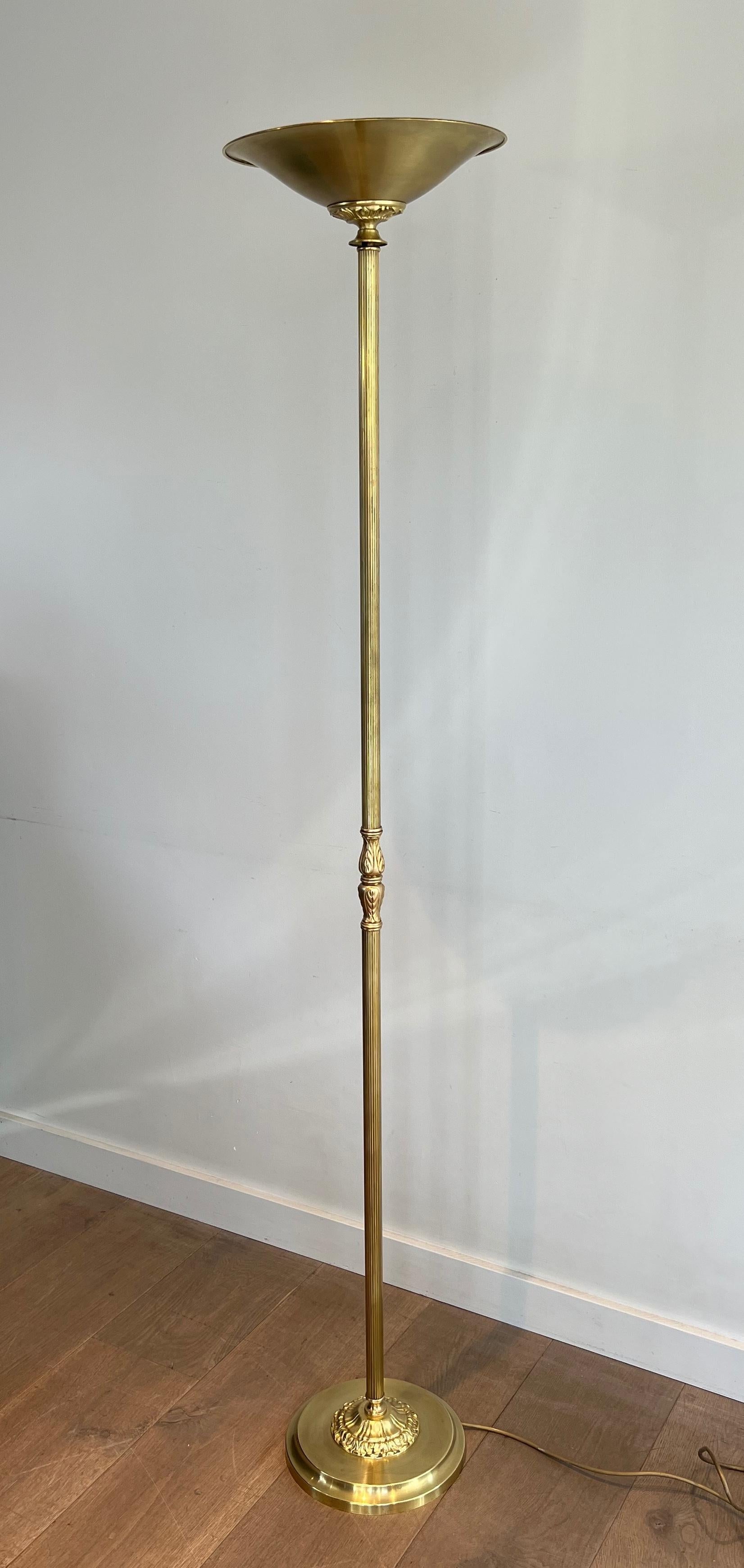 Lámpara de pie de latón de estilo neoclásico con reflector extraíble en venta 13