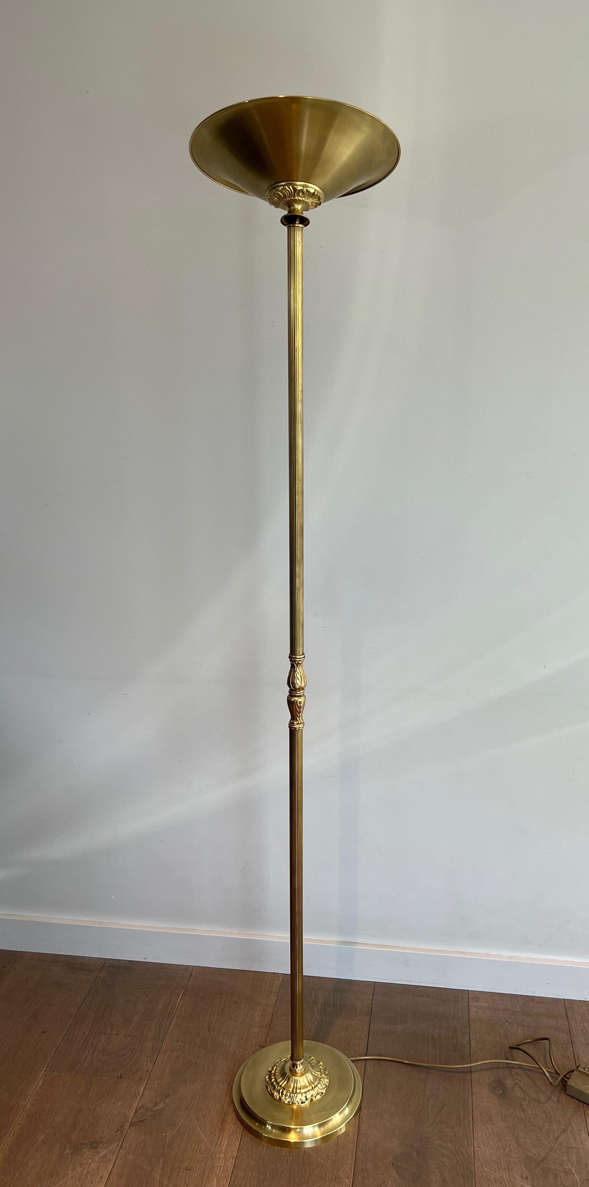 Lámpara de pie de latón de estilo neoclásico con reflector extraíble Neoclásico en venta